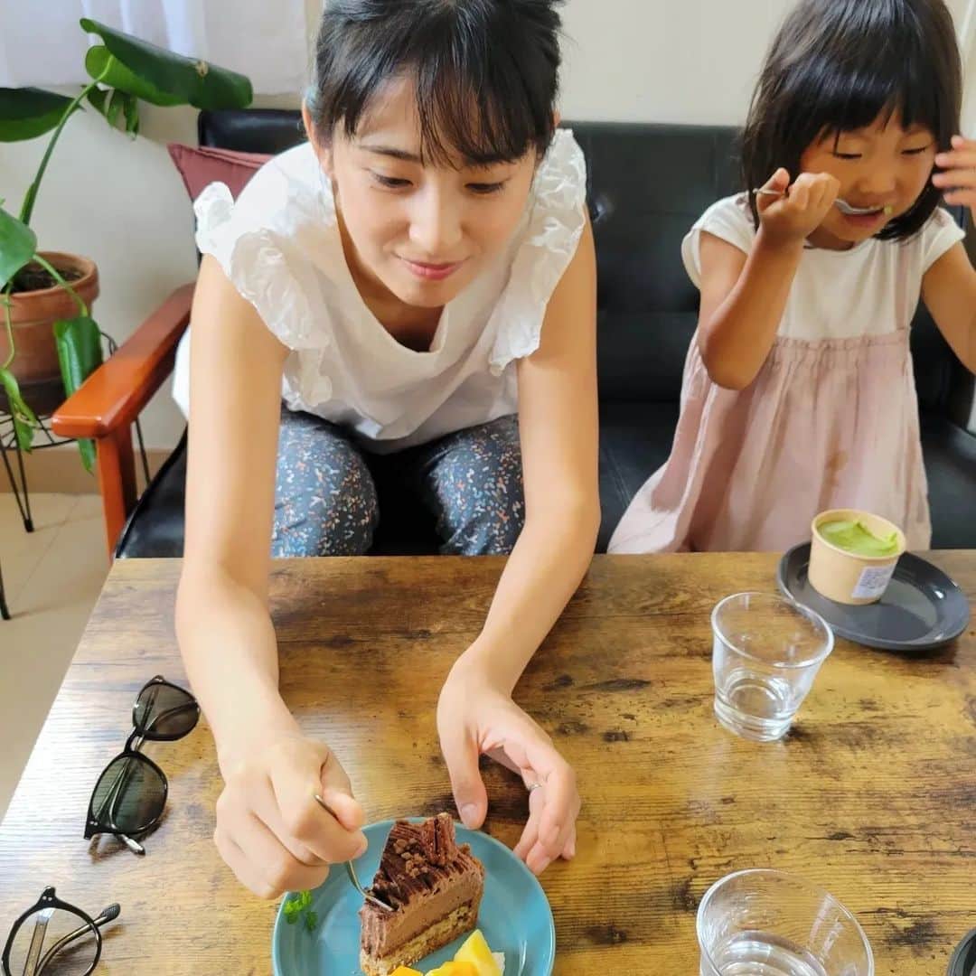 本仮屋リイナのインスタグラム：「ケーキは夫のを一口もらいたいタイプ😘🍰✨ 宿から近くて、おいしくて、度々訪れたお店🐩🐶☕ 沖縄の飲食店は絵本がおいてあるお店が多くて、子供ウェルカムなムード、ありがたいです。子育てしやすいだろうなぁ🌱  #沖縄 #okinawa #vegan」