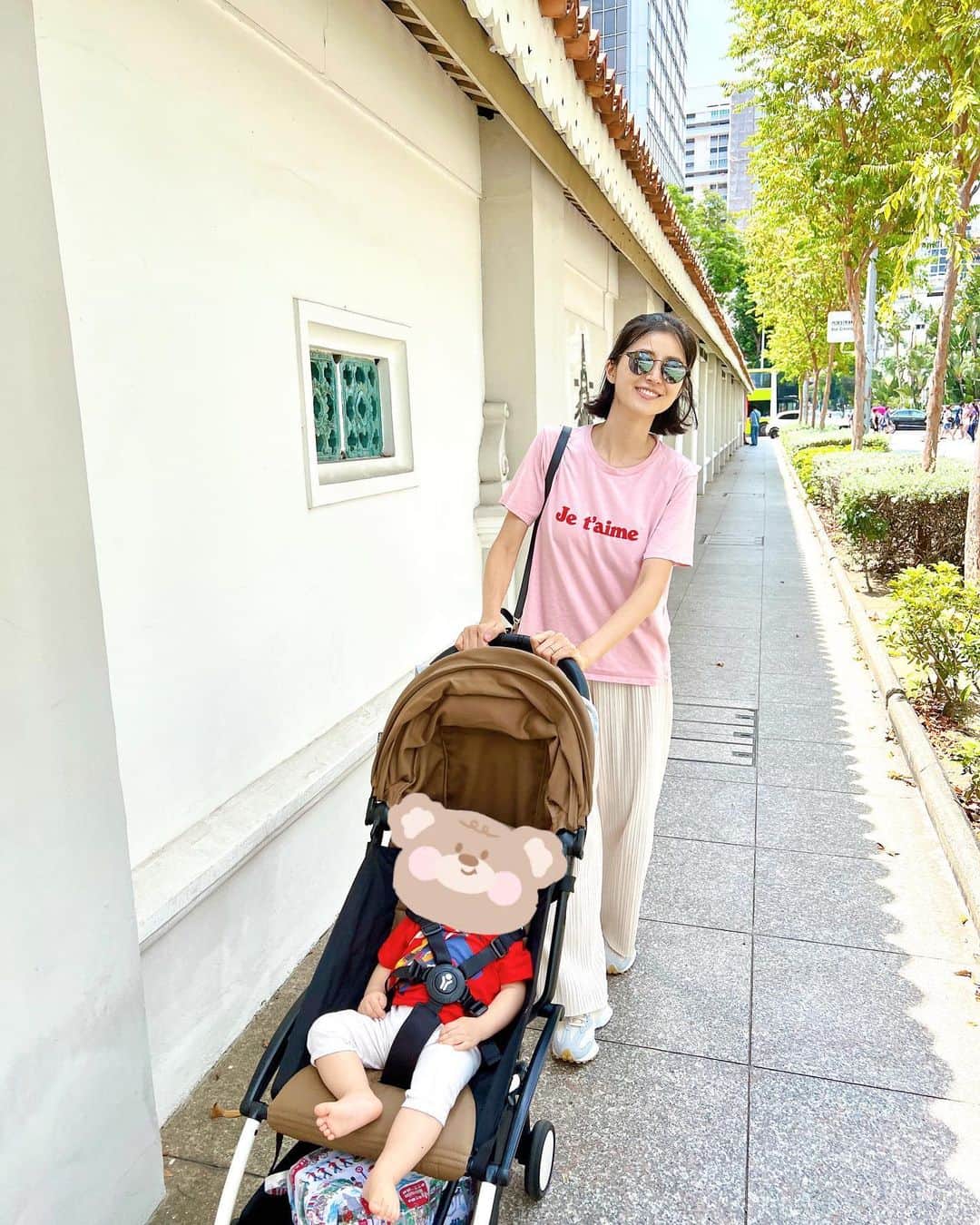 のインスタグラム：「☀️🦩🌴  家族でお出かけの日の1コマ。 子どもが重くなってきたので ベビーカーはマストです🙆🏻‍♀️✅  今週末は「ご飯作りお休み宣言」をして 家でのんびりしています🥳㊗️ (と言っても朝食と毎食の子どものご飯は用意している🍽笑)  昨日はランチにテイクアウトしたものを食べて、 映画を見て〜　お昼寝して😪 夕方に起きると 夫がカレーを作ってくれたのでそれを食べる🍛✨  という何とも幸せな時間を過ごしました👼🏻✨✨  たまのこういう週末ってアリですよね🫶🏻」