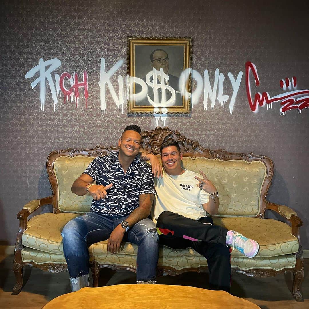 フレディ・グアリンのインスタグラム：「CLUB DE CABALLERO$ By CH 🍓🤑#richkidsfrommedallo WE READY💣💣💣💣💣💣💣💣💣💣💣」