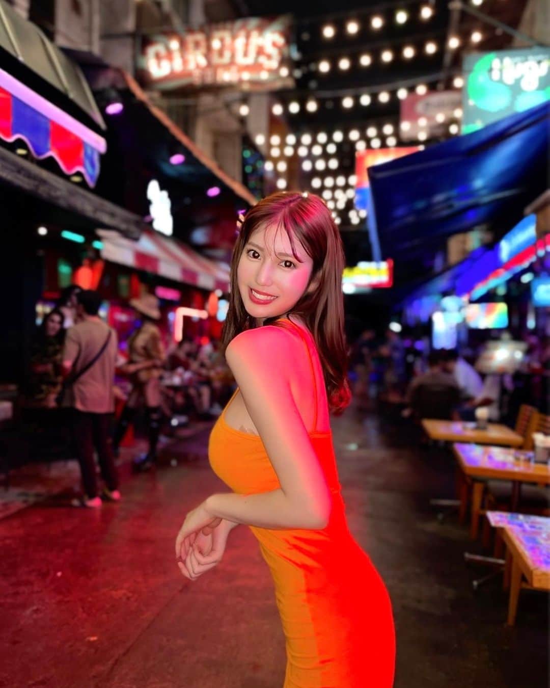 あべなつきさんのインスタグラム写真 - (あべなつきInstagram)「Night mood🌙🍸🇹🇭  バンコクの夜は賑やかでネオンが可愛い🥰 みんな優しくて、とっても素敵なところだ〜！！  #bangkok #tailand #タイ」8月28日 12時50分 - i.am_natsuki_