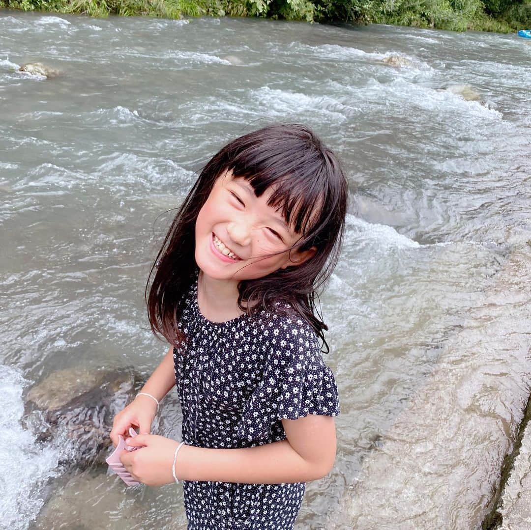 のインスタグラム：「* ◇2022.8 • 夏の思い出👙🏕👒  毎年恒例の3家族旅行 楽しかったー！  ロッジとテントと同時にするのええな🏕  心乃は、頑張って捕まえたトンボが逃げてしまって泣く... 立ち直れない心乃のために、パパたちがまたつかまえてくれてニヤ😏 まだこんなのとで泣いちゃうとこ可愛いなー♡  ほんで今回写真全然撮ってなかった...  #夏の思い出#キャンプ#旅行」