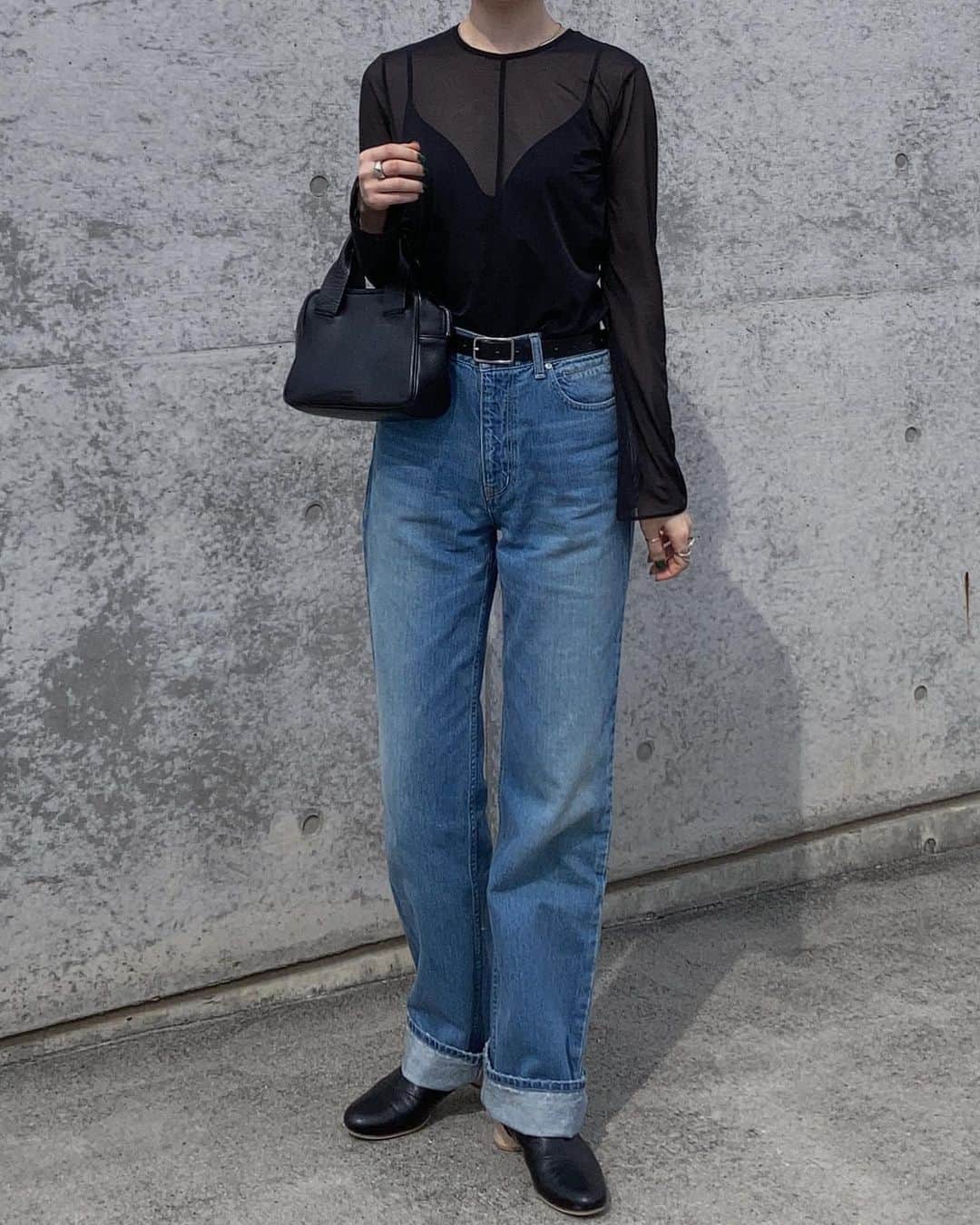 のインスタグラム：「そろそろ秋らしい服装がしたくて、マメクロのトップスにデニムとブーツを合わせてみた🫘👖 シアートップスは悩んだ末、腕のシルエットがより綺麗に感じたLサイズに。XLと迷ったけれど、すっきり着られるこのサイズにしてよかった◎  #マメクロ #perverze #vin_leather #bigotre #_fot #シアートップス #モードカジュアル」