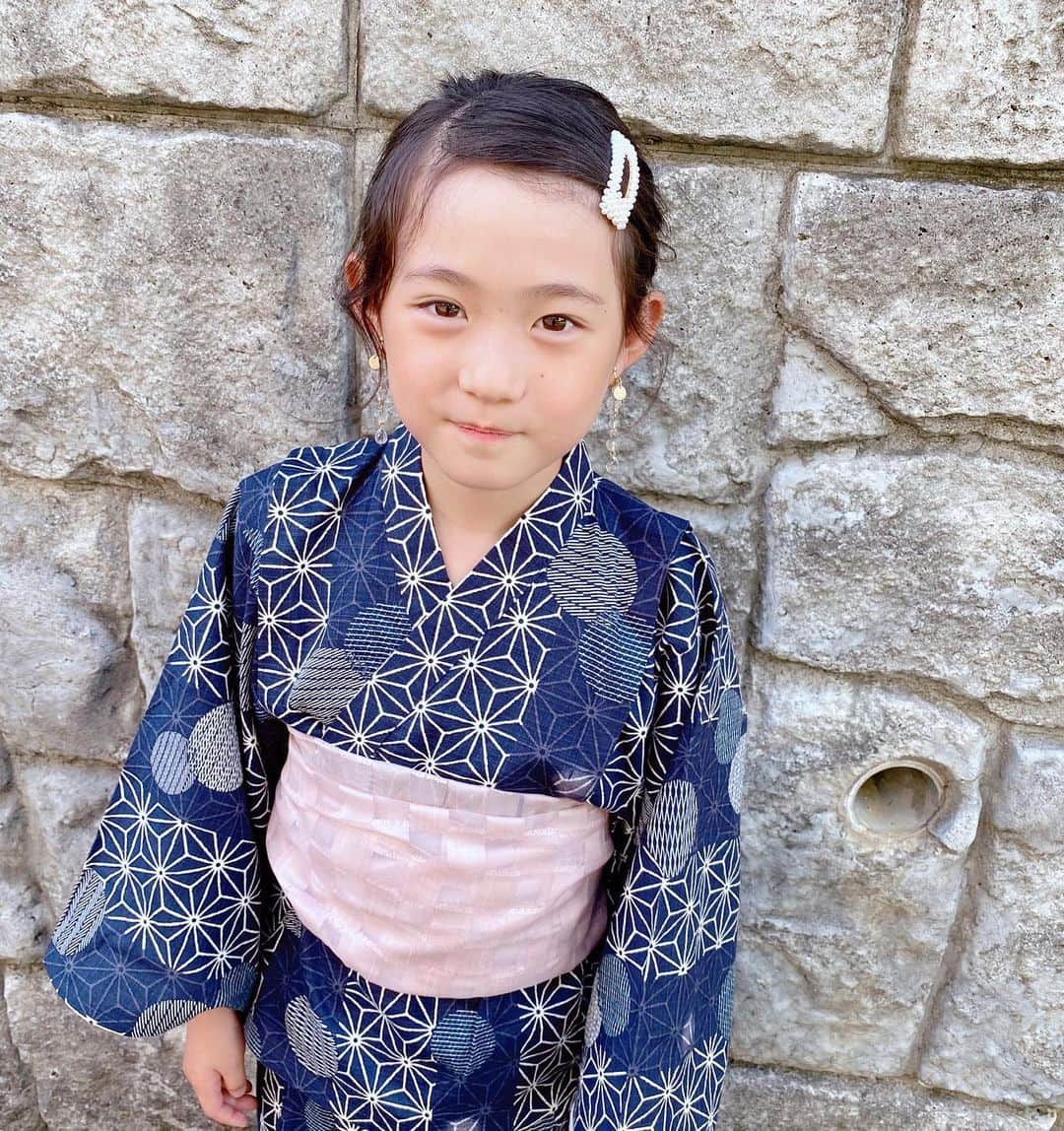 *yoko*のインスタグラム：「* 2022.8  心乃が選んだ今年の浴衣👘 キラキラのイヤリングもつけて♡ なかなか似合ってるやん  #浴衣#8」