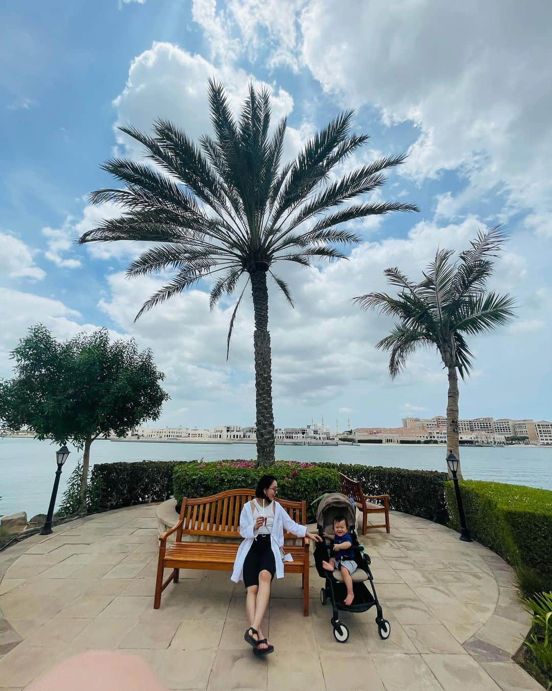 ひるいちかのインスタグラム：「🌴🏖🐚  少し前になるけどすごくよかった場所✨ @shangrilaabudhabi   UAEはこの時期暑くて観光にベストなシーズンではないので素敵なリゾートホテルにもお手頃価格で宿泊できる😳✨ ここもお家から車で30分くらい！ 住んでる特権でホテルステイ楽しんでます😇💕  日中はプールやビーチで遊んで 👶🏻が寝てから夜な夜なホテルのbarでお酒のんで…🍹♡ 大人もすごく楽しめました✨  旅行に行ってもリクトの写真ばっかり👶🏻 後から見返すと楽しそうなお顔してて嬉しくなる💕 食事用のエプロンを忘れてレストランのナプキンで しのいだ3日間でした🤦🏼w #abudhabi #dubai #アブダビ生活 #ドバイ」