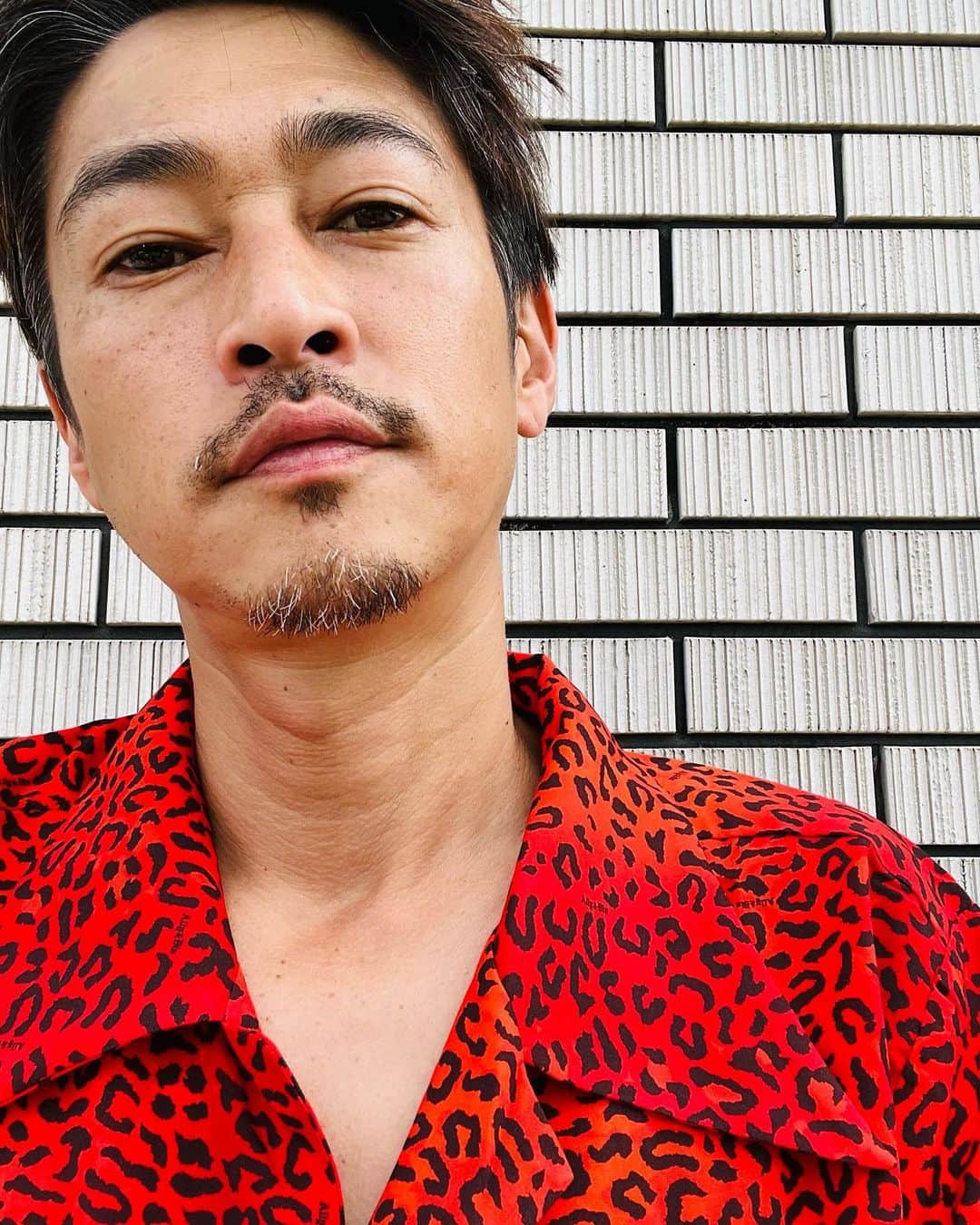 窪塚洋介のインスタグラム：「【夏ラストスパートのエキスパート ／満喫編】  少しだけ涼しくなってきた？  ガキの頃から夏が大好きなのは、 うだる暑さが知らん間に心を開放してて、 日常から解放しくれて、 自分自身が主役のこの世にたった一つのストーリーを生きてるってことを、 空からはみ出した入道雲バックに分からせてくれるからかもしらんけど、 そんなん春夏秋冬、 気持ちひとつだよなて、な？笑 知らんけど。」