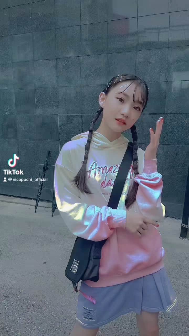 ニコ☆プチのインスタグラム：「ストリート女子❤️‍🔥❤️‍🔥❤️‍🔥  #秋服 #秋ファッション #ストリートコーデ  #ストリート女子 #左から #星乃あんな #濱﨑心愛 #葉山若奈 #ニコプチ #中学生 #fjc #小学生 #js6  #リール #リール動画 #きらきらフィルター👼🏻💎」