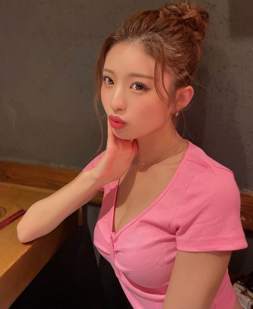 MIYABIのインスタグラム：「最近は焼き鳥🐣週3回くらいで巡ってるの😚💓  せせりが1番すき〜🥰  皆んなは何がすきっ？💓  オススメの焼き鳥屋さん教えて🥹✨  #cyberjapan」