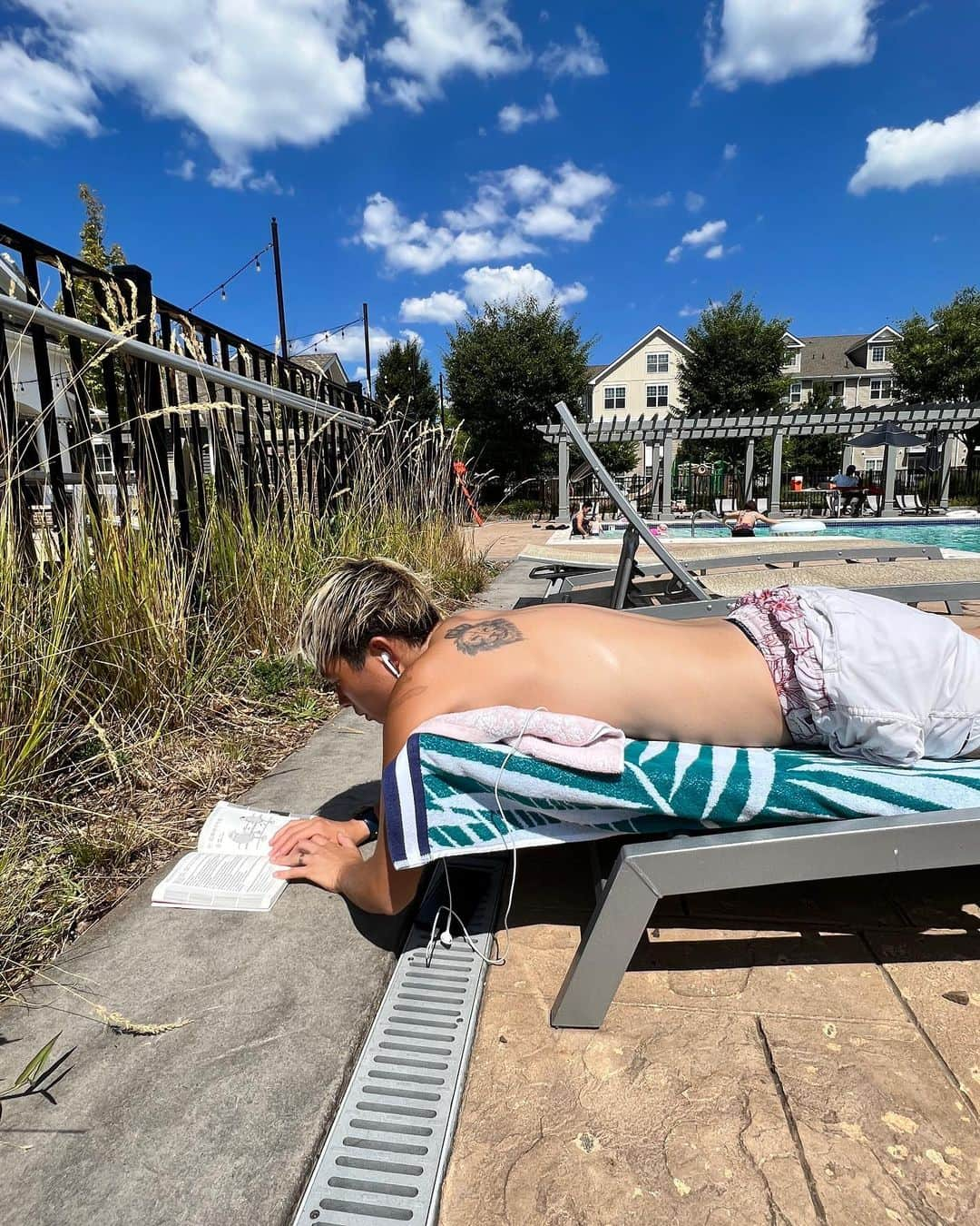 横山久美さんのインスタグラム写真 - (横山久美Instagram)「Studying in pool 📖😝 #トライズ #toraiz #english #lesson」8月29日 1時27分 - yoko10_official