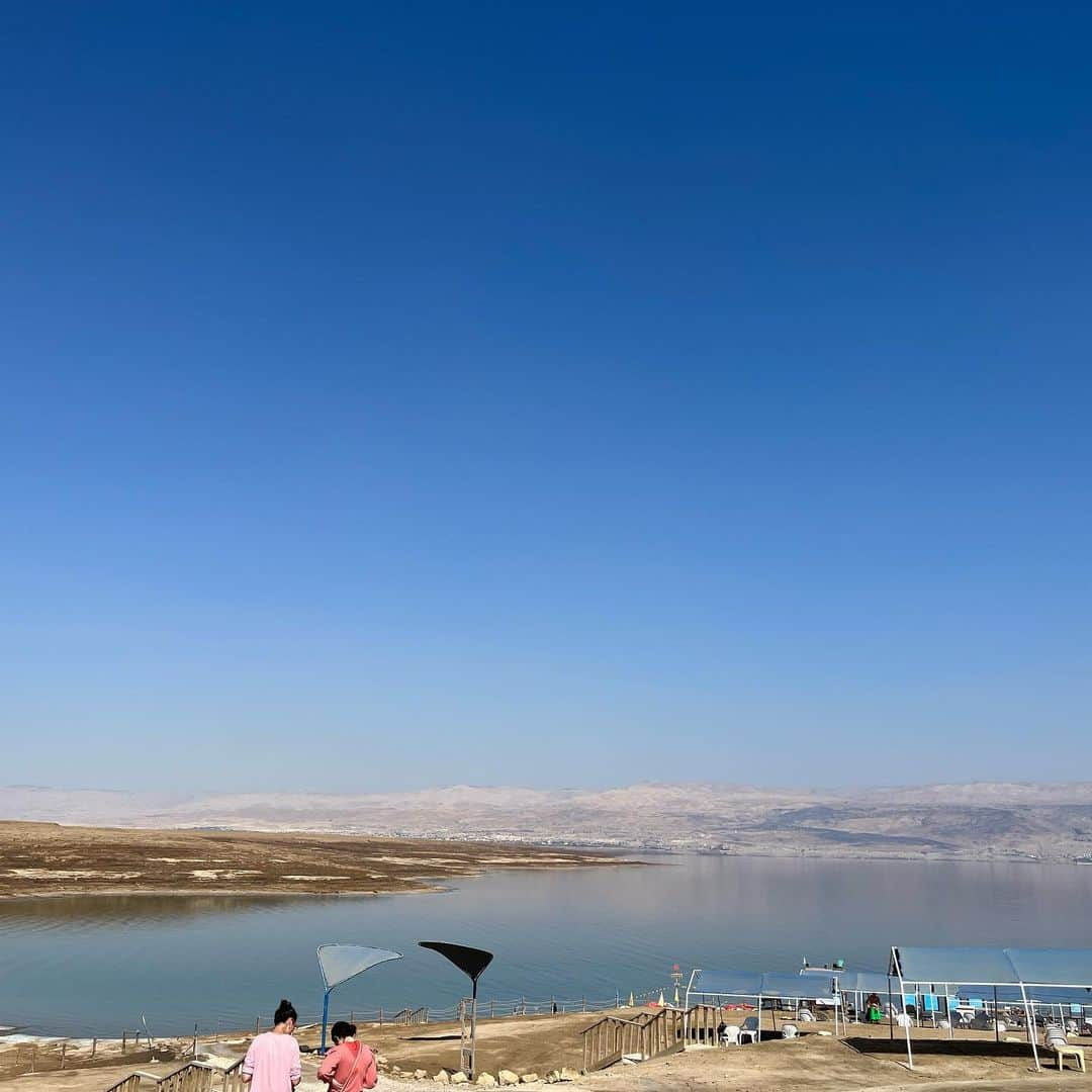 Ligia Hernandezさんのインスタグラム写真 - (Ligia HernandezInstagram)「Y por aquí llegamos al Mar Muerto , es un lago 10 veces mas salado que cualquier otro mar….. se encuentra a mas de 400m bajo el nivel del mar , el punto mas bajo en tierra firme . Se llama mar muerto porque prácticamente no hay vida ni peces ,y se dice que para el 2050 dejará de existir ☹️🥺, porque cada año baja el nivel de agua y para entonces se habrá secado , así que si tienen la oportunidad de venir , no duden en conocerlo y vivir la experiencia ☺️😉 #jerusalém #marmuerto🌊 #2022」8月29日 1時30分 - ligiahernandezoficial