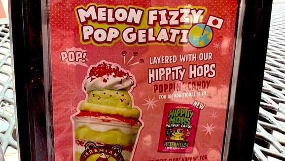 フロリダさえさなさんのインスタグラム写真 - (フロリダさえさなInstagram)「大好きなJeremiah’s Italian IceでGELATI🍨娘がpoppin candy（口に入れるとパチパチするアメ）トッピングしたんだけどメニューに日の丸🇯🇵描いてあって日本の発祥なのかと驚きました。ゴルフがんばったご褒美。毎日暑いのでたまには外でアイスもいいね！フロリダ最高🏝✨」8月29日 1時54分 - saesanafamily