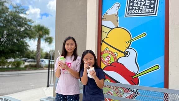 フロリダさえさなのインスタグラム：「大好きなJeremiah’s Italian IceでGELATI🍨娘がpoppin candy（口に入れるとパチパチするアメ）トッピングしたんだけどメニューに日の丸🇯🇵描いてあって日本の発祥なのかと驚きました。ゴルフがんばったご褒美。毎日暑いのでたまには外でアイスもいいね！フロリダ最高🏝✨」