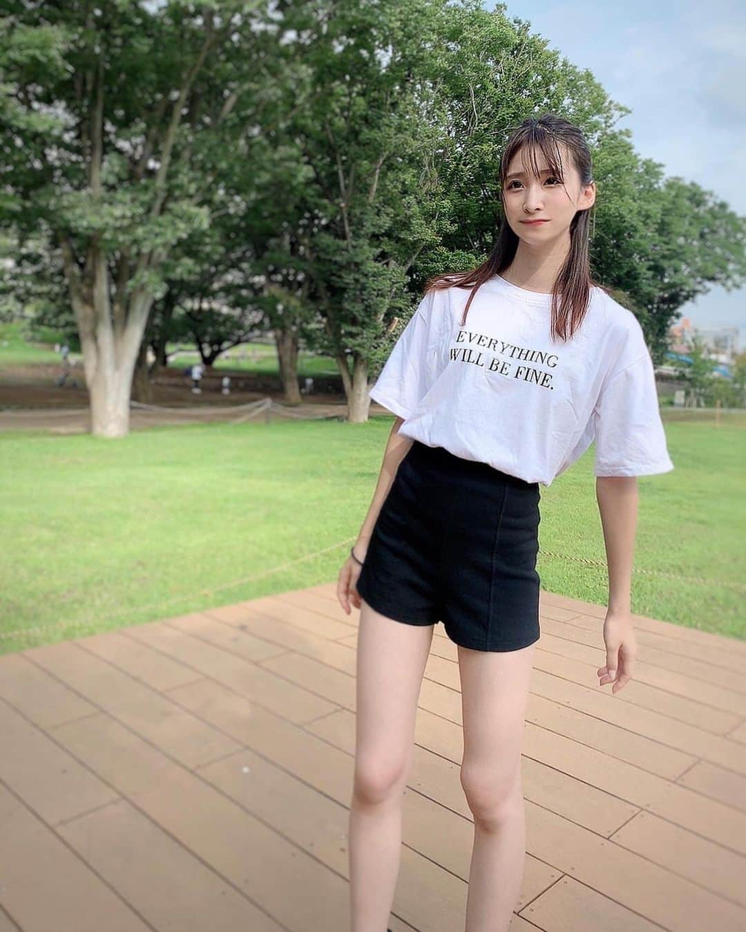 のインスタグラム：「いつかの休日𓈒𓂂◌𓂂𓏸  新しくSHOPLISTで購入したお洋服紹介𓂃‪ ❤︎‬𓈒  何にでも合うであろう白T… 白Tは何枚あっても足りん！！ シンプル可愛い🤍  3枚目以降のボトムスは、ネイビーなの！ ネイビーのこういうタイプのボトムスってあんま見ないし可愛かったから即買い。カラーバリエーション豊富だから本当にオススメ( ˶˙º̬˙˶ )୨  《 @shoplist_official 》   #shoplist  #ショップリスト  #shoplist購入品  #ネイビーボトムス  #ボトムス  #白t  #tシャツ」