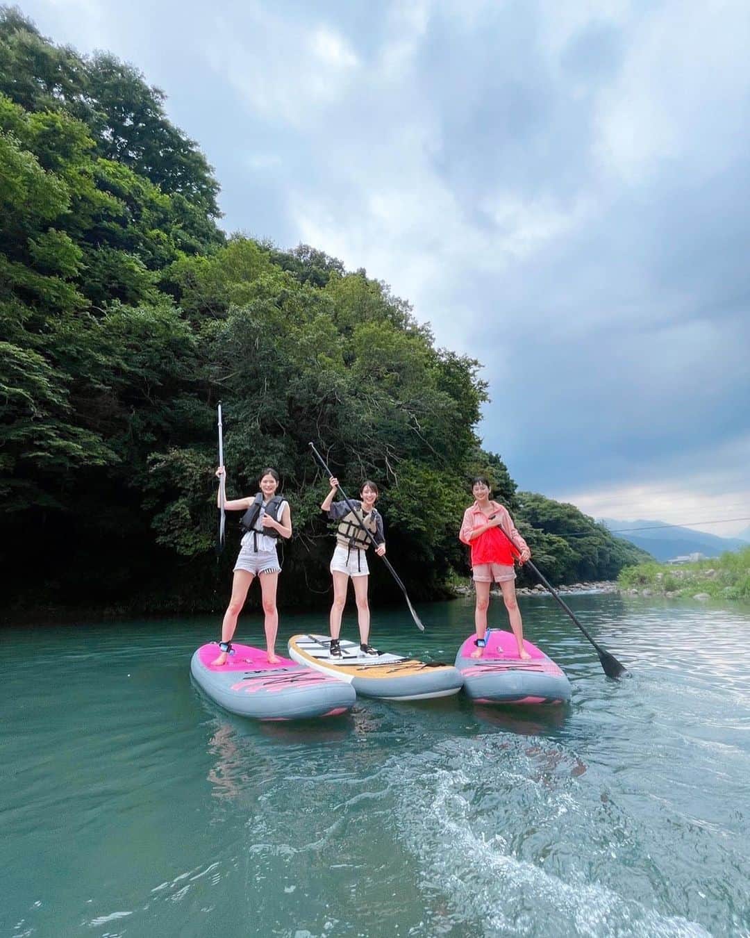 高嶋香帆のインスタグラム：「先日お出掛けした、サップ旅が楽しすぎたなぁー！🏄‍♀️ 自然に身を委ねる時間大事だね🫶 しっかり温泉にも入って癒されました☺️  麗しのダブルまきちゃんと💁‍♀️💓  #サップ #サップ女子 #小田原 #箱根 #japantrip #japanesegirl #followmeplease」