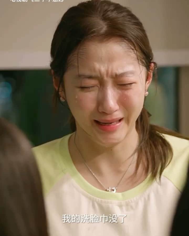 クアン・シャオトン（Guan Xiaotong）のインスタグラム：「Twenty Your Life On🥺🥺 在Netflix～～💕」