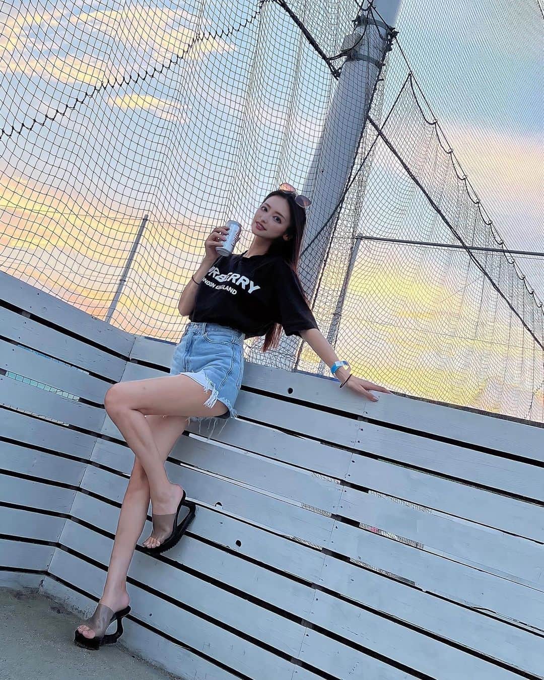 のインスタグラム：「. 36歳のショーパン  我が家の4人と 両親妹夫婦とBBQ🍖  娘とお揃いコーデのため 36歳体を張ったショーパン。w 来年の夏37歳。履くことあるかしら…  #アラフォーママ#bbq#夏休み#娘とリンクコーデ#2児ママ#産後ダイエット#bbqは夫の仕事#アラフォーコーデ#ショーパン」