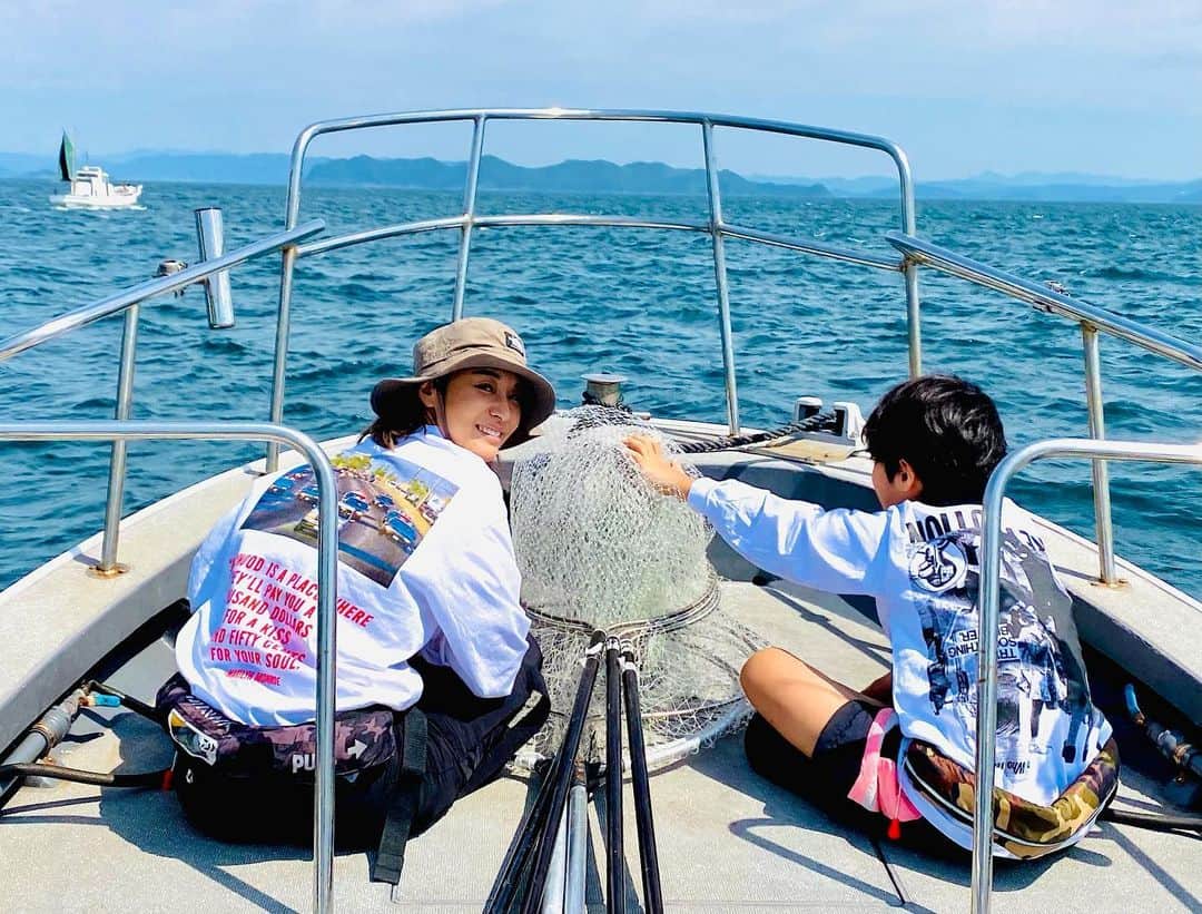 鈴木紗理奈さんのインスタグラム写真 - (鈴木紗理奈Instagram)「山口県上関で海釣り。 瀬戸内海最高です。 海も山もアクティブなこと全部 男の子の親やってると気づいたら 何でもこいになってるよ、押忍✊  釣ってくれないと今日は晩ごはんがないよって言ってたら、リオトが気合い入れて 最高に美味しそうなハマチとブリを釣りあげてくれたので早速今夜の晩御飯に  #riototomama」8月28日 18時49分 - munehirovoice