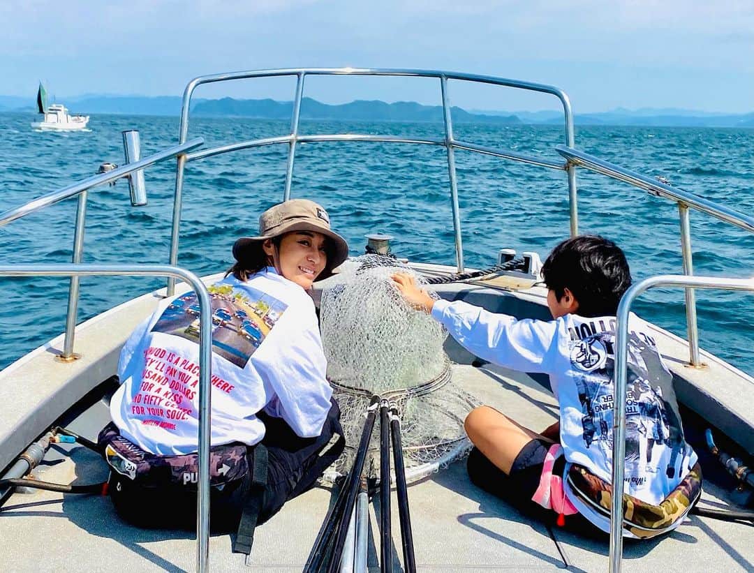鈴木紗理奈のインスタグラム：「山口県上関で海釣り。 瀬戸内海最高です。 海も山もアクティブなこと全部 男の子の親やってると気づいたら 何でもこいになってるよ、押忍✊  釣ってくれないと今日は晩ごはんがないよって言ってたら、リオトが気合い入れて 最高に美味しそうなハマチとブリを釣りあげてくれたので早速今夜の晩御飯に  #riototomama」