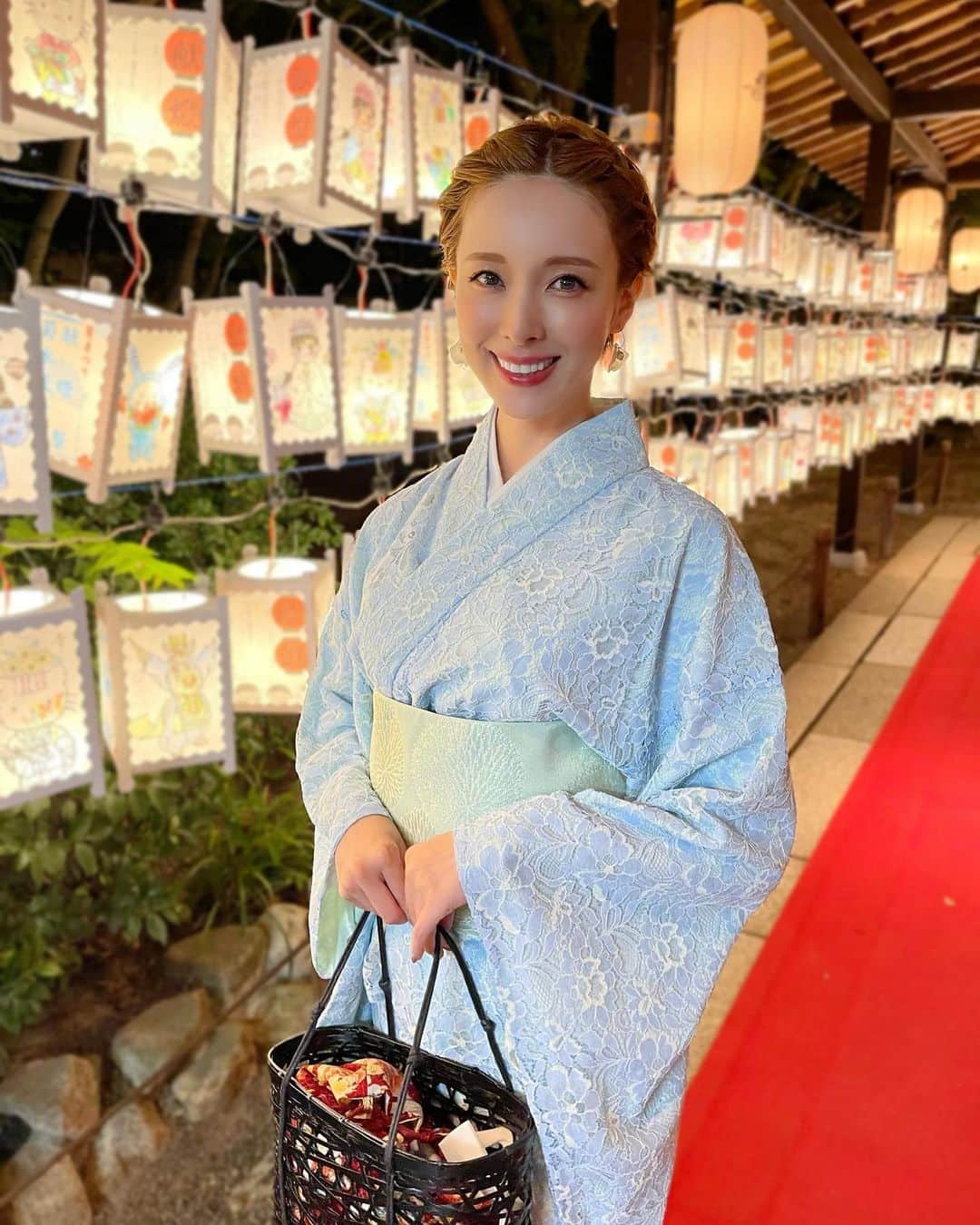 瀬戸早妃のインスタグラム：「神戸のお祭りにいってきました💕✨  盆踊り大会があったり🥁 お囃子の音頭と共に夏祭りを満喫しました⛩🏮  レース着物は私がプロデュースさせて頂いたもの👘  コロナ禍でなかなか着られる機会が限られていましたが、 今年はお出かけできて嬉しかったです🥰  ピアスは @coralinamadewithlove さんのハンドメイド🌼*･ 爽やかでゆらゆる揺れるアクセサリーが 夏っぽくてお気に入りです💕  皆さんは2022年.夏っぽいこと沢山出来ましたか？🎇✨  #2022夏  #夏祭り  #お祭り #着物 #日本」