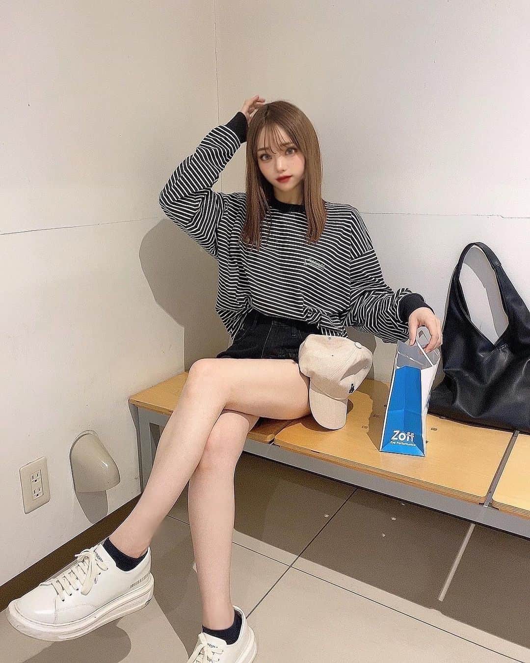 のインスタグラム：「新しい度入りメガネ買ってご満悦＾＾ ・ ・ トップスは @snap_club_official のだよ🤍🖤 8/29(月)12：00〜ZOZOTOWNで販売されるよ〜💭 最近購入したテリちゃんがプロデュースするCILYのリップも可愛すぎる（ ; ; ） リップの中でも特におすすめだからチェックしてみて✔️💄💕」