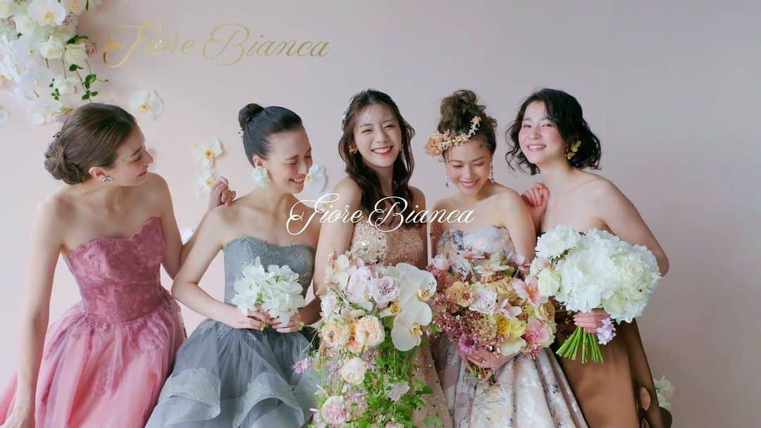 FioreBiancaのインスタグラム：「Fiore Bianca Dress Show-All Things Floral-  美しい花々をたっぷりと用い、夢のような世界観を表現したドレスショーの動画が届きました。ドレスを纏い、特別なときを過ごす幸せな空気がみなさまに伝わりますように🕊  @fiorebianca_wedding  #fiorebianca_wedding #フィオーレビアンカ花嫁 をつけ投稿をシェアして下さい🌿  --- #ドレスショー #貴島明日香 #フィオーレビアンカ #ドレスショップ #ウエディングドレス #ウェディングドレス #カラードレス #フォトウエディング #運命のドレス #プレ花嫁 #ドレス試着 #ドレス選び #ドレス探し #関西花嫁 #九州花嫁 #北関東花嫁 #関東花嫁 #東北花嫁 #プレ花嫁 #ウエディングブーケ #ウエディングヘア #ウエディングヘアメイク」