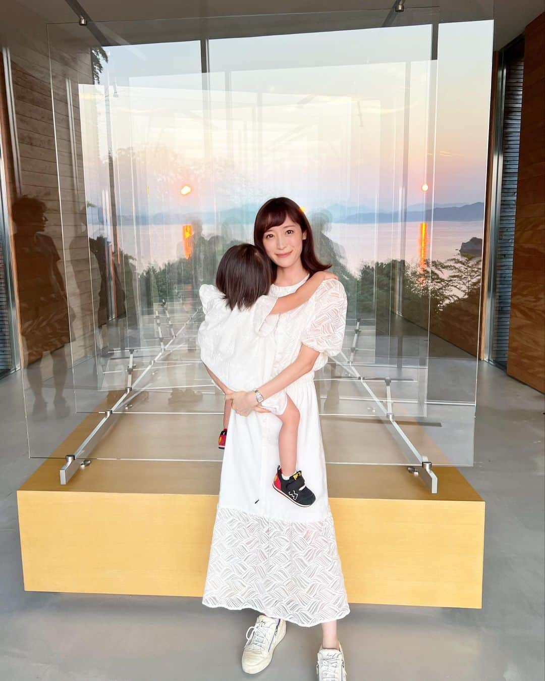 小林真由のインスタグラム：「愛媛の無人島で見られるリヒターの作品。 日没の瞬間を目がけて、考え尽くされた空間と景色に感激！リヒターの生作品、贅沢だな〜 ⁡ 写真を見て洋服に虫が止まってた事に気付きました。モノトーン！🐞 ⁡ #ファッション #コーデ #ママコーデ #女の子ママ #男の子ママ #ママライフ #コーディネート #３歳 #２歳 #ベビー #二人育児 #リヒター #ゲルハルトリヒター #アート #旅行 #家族旅行 #子連れ旅行 #国内旅行 #gerhardrichter #richter」