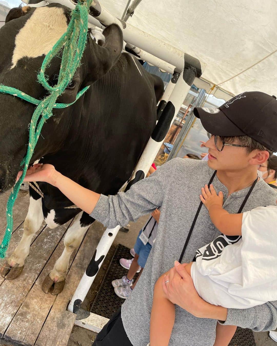 前田俊のインスタグラム：「乳搾り体験🐄 牛さん可愛すぎた😍 娘は「怖い抱っこ」って連呼してました😅」