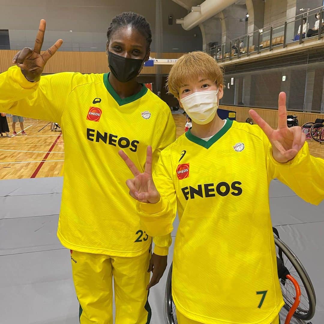林咲希さんのインスタグラム写真 - (林咲希Instagram)「昨日、日本のトップチームが集まり試合を行う『KEIAIカップ』に行ってきました🏀👨‍🦼 試合を見させてもらい、イベントにも参加させていただきました！！ （ENEOS社員の方もパラ神奈川の選手でプレーされていました🔥）  イベントはなんと車椅子バスケットの選手の方とペアを組んだ2対2😵‍💫😳とスリーポイント対決🏀✨  2対2でペアを組ませていただいたのは日本代表キャプテンの川原凜選手で、うますぎましたし、凄く良いオーラがあってさすがキャプテンだなと感じました。 車椅子に乗ってのシュートや、プレーをするのは凄く難しくて、足引っ張りましたが試合していくうちにだんだん慣れてきて最後まで勝ち上がり優勝しちゃいました！！笑 貴重な経験をさせていただきありがとうございました😳  スリーポイント対決は惜しくも負けちゃいましたが、車椅子バスケットのトップチームのシューターの方々と対決できて嬉しかったです！！  車椅子バスケットボールの本気の試合を目の前で見て感じたのは迫力がものすごいのと、思った以上に速く、細かい技術がたくさん必要なんだなと感じましたし、試合中の表情や声かけ、気迫など車椅子バスケットの魅力を発見できた時間でした！！  同じ日本のバスケットファミリーとして『バスケで日本を元気に』というスローガンに向かって共にバスケットボールを盛り上げていきたいですし、もっといろんな方に車椅子バスケットの魅力を感じてもらえたらなと思います！！  #車椅子バスケットボール #KEIAI杯 @eneossunflowers  @yacine23_lofficiel」8月28日 19時42分 - h_kiki__7
