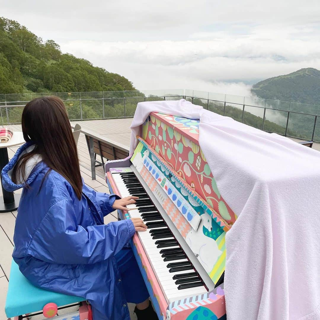 赤崎夏実さんのインスタグラム写真 - (赤崎夏実Instagram)「. 金曜日のおは朝は☀︎ 星野リゾートリゾナーレトマムから 生中継でした✧︎*。 雲海をバックにピアノの生演奏を させていただきました♬.*ﾟ 気象条件が合わないと 出てくれない雲海☁️ ずっと予報は雨だったのですが 祈りが届いて奇跡的に 美しい雲海が現れてくれました！ ピアノを弾くの実は10年ぶりで笑 数日前から涙出そうなくらいに 緊張していて…弾き始めてからも 指も足もぶるぶる震えてました🥲 でもこの素晴らしい景色が ぱっと目の前に広がっていて ピアノの音が飛んでいくのを感じて とても幸せな気分でした⋆｡˚ ご覧いただいた皆さま 本当にありがとうございました♡ . あっお約束のご褒美🍣 帰りにたらふくいただきました🙂 北海道さいこう！！ . #おはよう朝日です #星野リゾート #リゾナーレトマム  #lovepiano #雲海テラス」8月28日 19時42分 - natsumi_akazaki