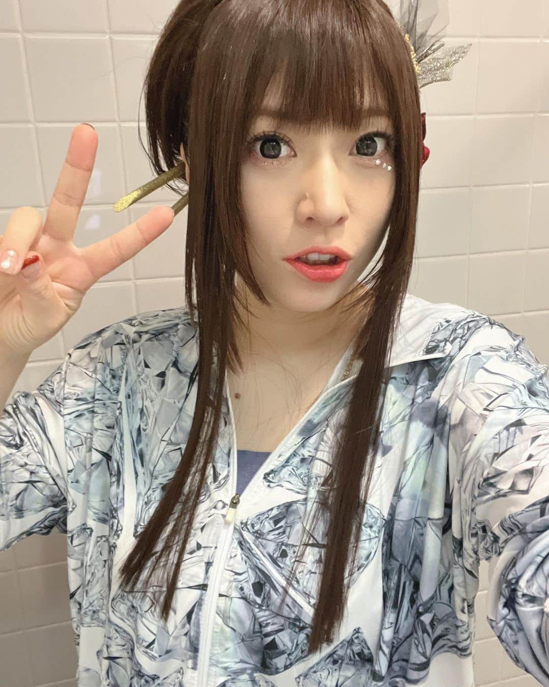 鈴華ゆう子のインスタグラム：「和楽器バンド全国ツアー2days終えました！千葉のみんなありがとう！ ゲネプロから通算すると3days！しっかりケアして、栄養とって、よく寝ようと思います。 来週からは久々の飛行機も！✈️ 旅は始まったばかりっ！꒰๑•௰•๑꒱ ボカロ三昧2を全曲やるなんて、今回しか絶対ないだろから、見逃さないでねー！ライブは生き物。 今は今しかないのでよろしくお願いします。 次は、四国は松山！9/4待っててー！ 四国のみんな会いに来てね。  #和楽器バンド  #鈴華ゆう子  #ボカロ三昧2  #ボカロ三昧2大演奏会」
