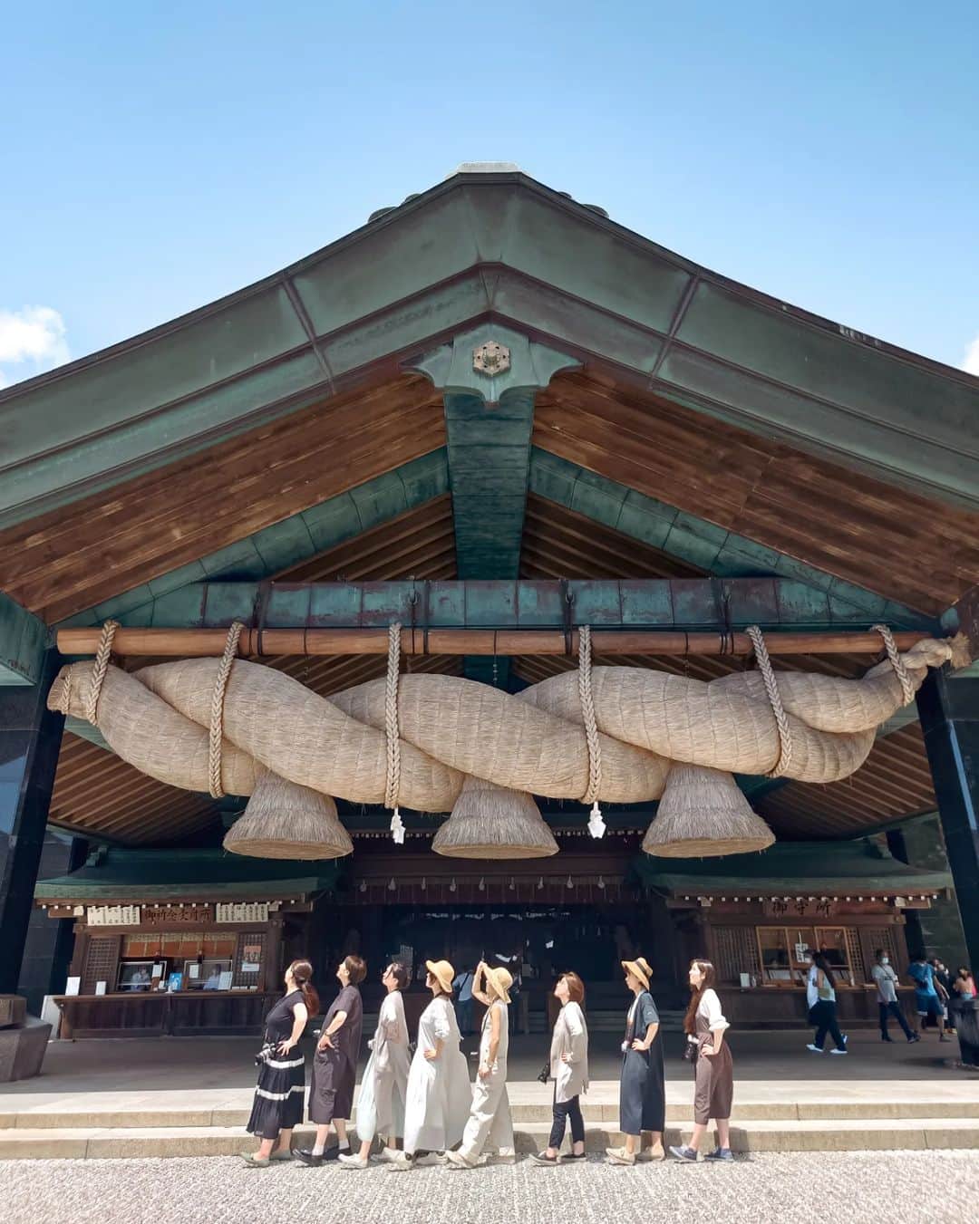 6151のインスタグラム：「2022.夏旅の記録｜島根県の旅   旅の始まりはまず出雲から。カメラガールズのみなさんと一緒に出雲大社でお詣りしつつゆるりとお散歩をしてきました。出雲大社のすぐそばにある福乃和　のおふく焼きは角のないまんまるなふぐのカタチをしたかわいいお焼き。福をもたらすふぐを模ったのだそう。  ランチで伺った看雲桜は出雲の郷土料理のうず煮や地元の新鮮な鮮魚を使ったメニューが食べることができる伝統と格式のある和食堂。ふぐや天ぷらを使った料理がおすすめ。  島根の海をゆっくり眺めるために向かった日御碕灯台。タイミングがよければ夜のライトアップを見ることができるそう。夕焼けを眺めながら潮風に吹かれて気持ちのいい時間でした。  ・出雲大社（いづもおおやしろ） ・福乃和　おふくやき ・看雲桜(割烹・和食堂) ・日御碕灯台  #私の出雲ご縁旅	 #ご縁の聖地	 #goodなつながりを	 #izumo	 #ancientjapanizumo	 ---  久しぶりの更新になってしまいました…体調崩してしまいなかなか復活できず…あっという間に夏の終わりの気配が漂っていてうなだれていますが少しずつ更新したいと思っています。どうかお付き合いください。心配くださった方々、すみません…😭生きています！」