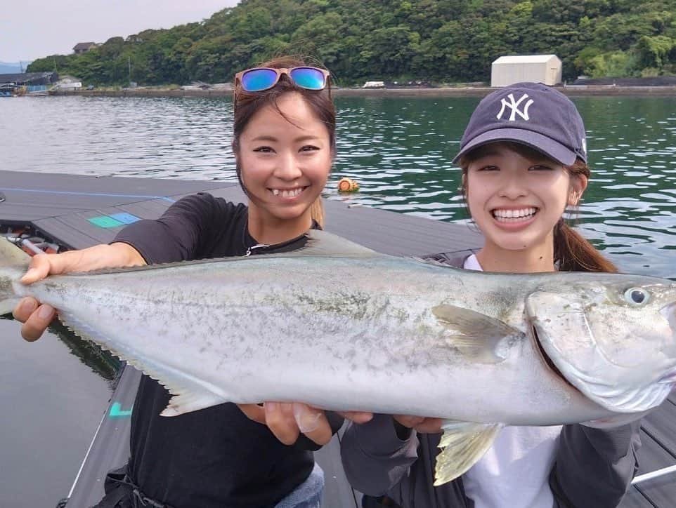 関西テレビ「釣りたガール！」のインスタグラム：「昨日に引き続きフッチーさんと一緒に釣りをしてきました☺️  今日は白浜町にあるカタタの釣堀さんにお世話になり、海上釣堀を満喫❣️  そして、私は初めての青物釣りに挑戦しました！！  2枚目はヒラマサに振り回されている時の写真です😂　  これまでに感じたことのない重さと引きの強さで本当に本当に大変でしたが、なんとか釣り上げることができました！ あの達成感は忘れられませんっ😳✨  釣った魚はお刺身で美味しく頂きました😋🫶🏻  さらに！フッチーさんと映え写真対決もしています！ 一体どんな写真でどちらが勝ったのか…😳  こちらもオンエアをお楽しみしていてください😚❣️  #釣りたガール #白浜 #カタタの釣堀  #釣り」