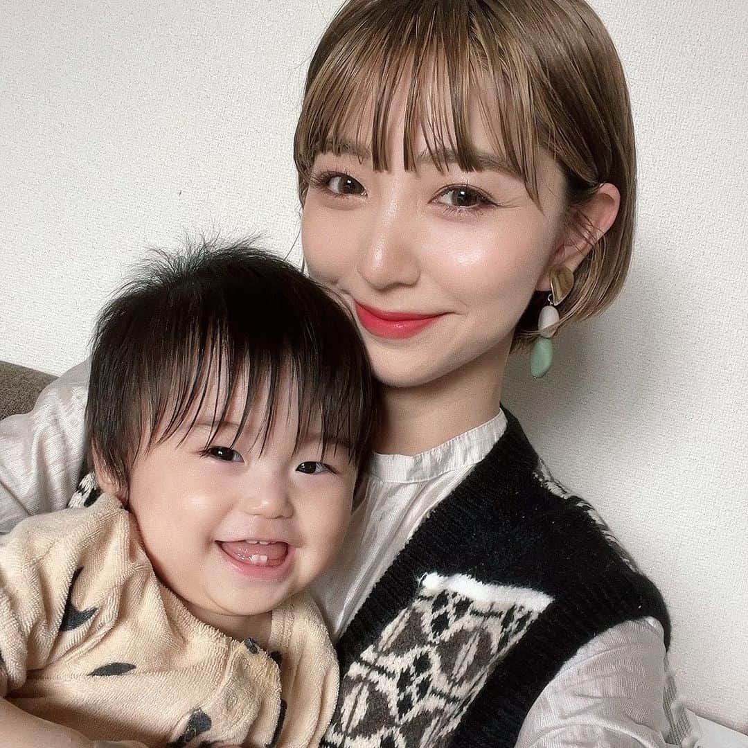 松尾 瞳のインスタグラム：「ちょうど１年前の写真🎞❤︎  顔が今よりぽちゃぽちゃしてるしまだ 下の歯が２本しかなくてかわいい、、  そんなポンちゃん、 １年後の今はもうおにいちゃんになって感慨深いねえ、、  #息子 #男の子 #男の子ベビー #男の子ママ #令和2年ベビー #ママスタグラム #親子」
