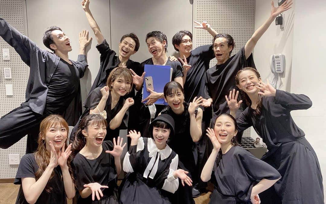 横溝菜帆のインスタグラム：「🧚🏻‍♀️  『 DOROTHY オズの魔法使い 』  東京公演、無事に千秋楽を迎えることができました。  写真はアンサンブルの皆さんと🎀 一緒に歌ったり踊ったりすることが多かった皆さん☺️  1人で何役も演じて、 パペットを操って、 場面の転換もして。  ものすごい忙しさの中 いつでも笑顔で接してくれます🥺💗 そんな皆さんが本当に大好き。 また尊敬できる方々が増えました。  そして！ まだまだ楽しみは続きます！ 地方公演も、最後の最後まで頑張ります！！！  #DOROTHY #オズの魔法使い #荒木啓佑 さん　　#後藤紗亜弥 さん #井坂泉月 さん　　#咲花莉帆 さん #石井大希 さん　　#瀬戸口希哉 さん #大山五十和 さん　#森山晶之 さん #古清水愛奈 さん　#渡部光夏 さん 　　　　　　　　　#飯島あやめ さん」