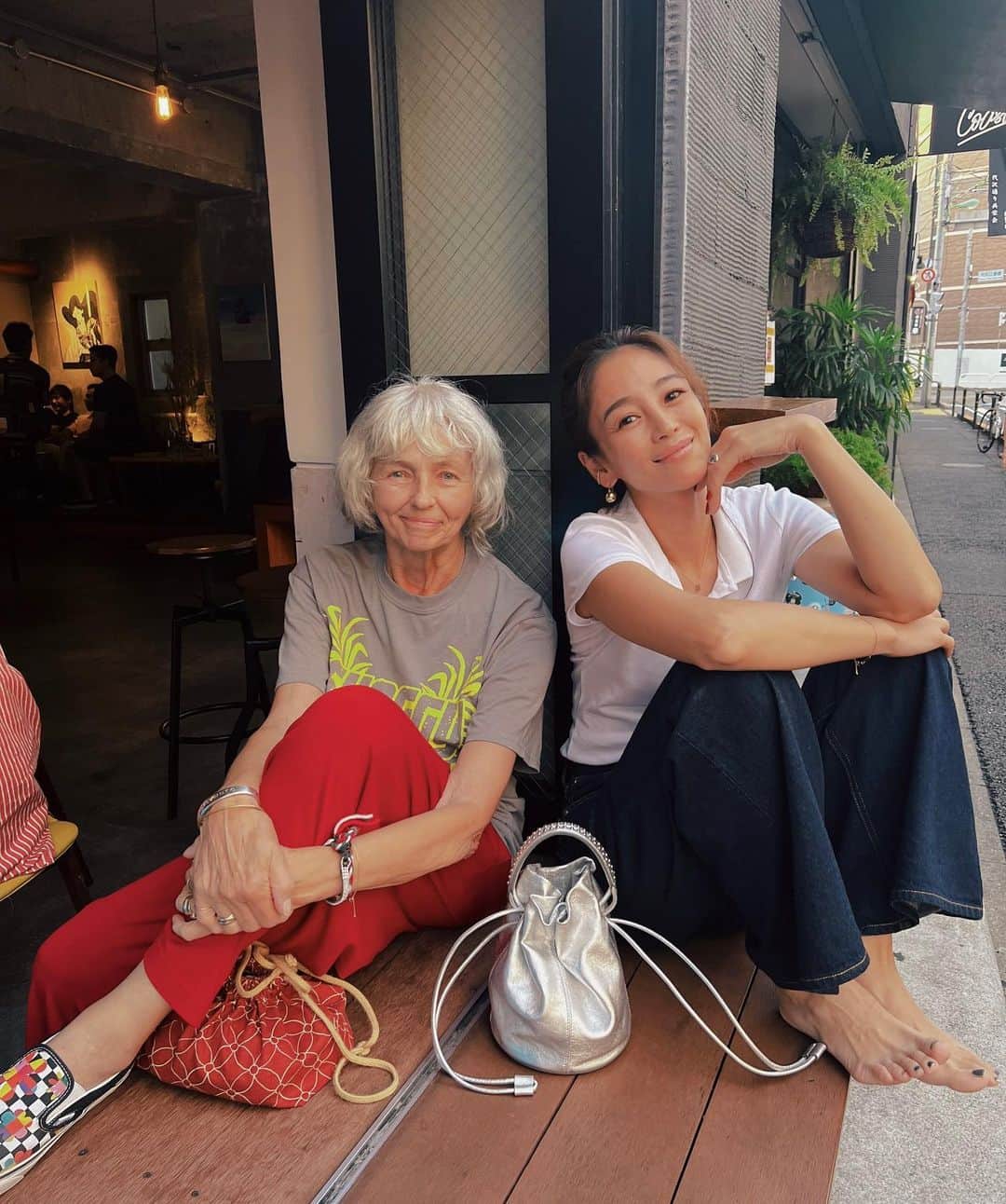 大桑マイミのインスタグラム：「忙しかった週のトーンダウンな日。明日に備えてリラックス。 先週から長い夏休みを終えた子供達の学校とキンダガーテンがはじまり。誕生日weekだったしで、色々バタバタ。ならしていた週から 明日からは　いわゆる日常ががっつり戻ってくる。　夏終わっちゃったなーとさみしさもあるけど、今年の夏は沢山遊んだなと満足。 明日なにする？ 明日どこにいく？　という子供達からの質問に100点満点もらいたかったから試行錯誤な毎日だった。楽しかったな。　彼の母もあと1週間で帰国してしまう。 その寂しさから抜けるのに少し時間がかかりそうだな。。。。。 しかし、本当に時の流れが早い。  今日は爽やかlook バックは　@jandmdavidson  シルバーの爽やかさといい、形❣️サイズ感が使いやすく、皮の柔らかさも好き。この夏のヘビロテ🫶していた。」