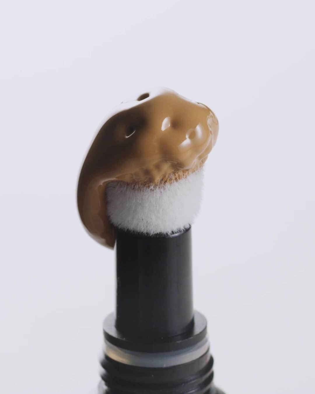 Revlonのインスタグラム：「If you find yourself watching this video more than once, we promise we won't judge 🤤  #ColorStay Skin Awaken Concealer's sponge-tip applicator is perfect for contouring & hiding even the smallest of blemishes  Find your shade using our Virtual Try-On Tool on Revlon.com」