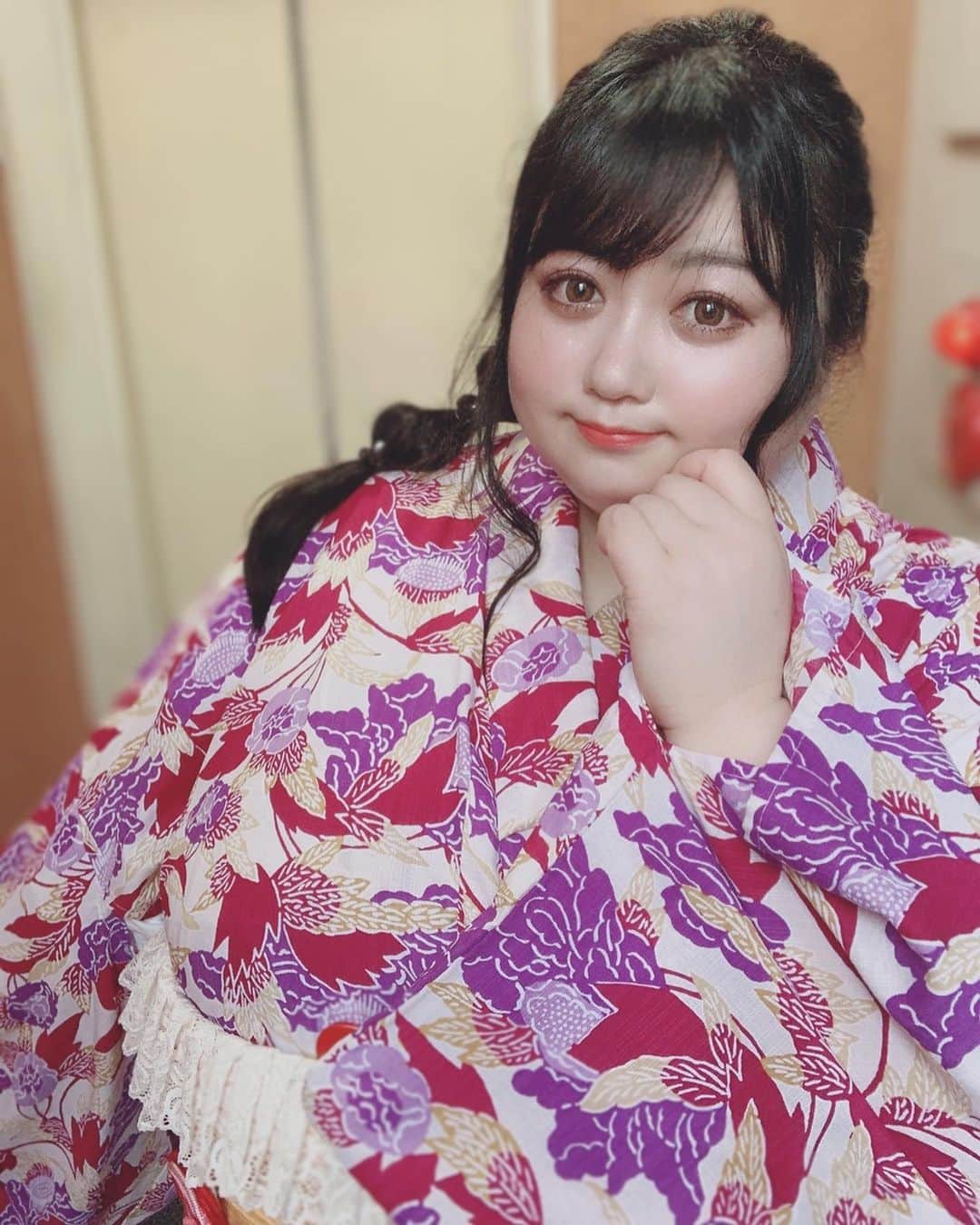 えみっくすのインスタグラム：「えれぽて楽しかった(ᐡ｡• · •｡ᐡ)♡久しぶりのコンカフェだったけど、23日にトークライブがあった関係で24日からしか告知できなくて、思うように予約入らなくて鬱すぎて、もう一生コンカフェやりたくないって思ったけど、みーーーんなのおかげで最高だった💗ありがとう(ᐡ ෆ  ̫ ෆ ᐡ) . ネットでチェキ買ってくれたひとは届くの楽しみにしててね💖来てくれたひとがえみの話聞いてたくさん笑ってくれてハチャメチャご機嫌でたくさん飲んだし、みんなお祝いにオリジナルカクテル飲んでくれたし、女の子が誕生日のお祝いにシャンパン類入れてくれたり、初めて会うひとがみんなえみのこと芸能人みたいな扱いしてきて会えて喜んでくれて最高の気分だった😻 . もう一生やりたくないって思ったけど、もう少し涼しくなったらまたコンカフェとか一日店長とかやりたいヮ～‪(ᐡ o̴̶̷᷄ ̫ o̴̶̷̥᷅ ᐡ)‬ . 今回はコンセプトが浴衣＆甚平で、持ってる浴衣小さくなってしまったり着付けに自信がなかったので、桃姫プラスさんにお願いしました°ʚ♡ɞ°浴衣のデザインもめちゃくちゃかわいいし、帯の色も豊富だし小物たくさん付けさせてもらえるから自分の好みドンピシャの色合いにできて、ヘアセットもかわいくて、めちゃくちゃ最高だったᕱ⑅ᕱ♥浴衣で浅草デートしたい～💓  #ぽっちゃりコーデ #ぽっちゃり #ぽっちゃり女子 #ぽっちゃりファッション #ぽっちゃりさんと繋がりたい #ぽっちゃり大人女子 #ぽっちゃり大人女子 #ぽっちゃりモデル #ぽっちゃり女子と繋がりたい #プラスサイズ #plussize #plussizestyle #curvy #curvygirl #chubbygirl #chubby #浴衣 #浴衣ヘアアレンジ #浴衣ヘア #浴衣女子 #浴衣コーデ #着物 #浅草 #桃姫プラス #浅草着物レンタル #着物レンタル #みけぽ #ミケぽちゃ #コンカフェ #コンカフェ好きと繋がりたい #ミスiD2022」