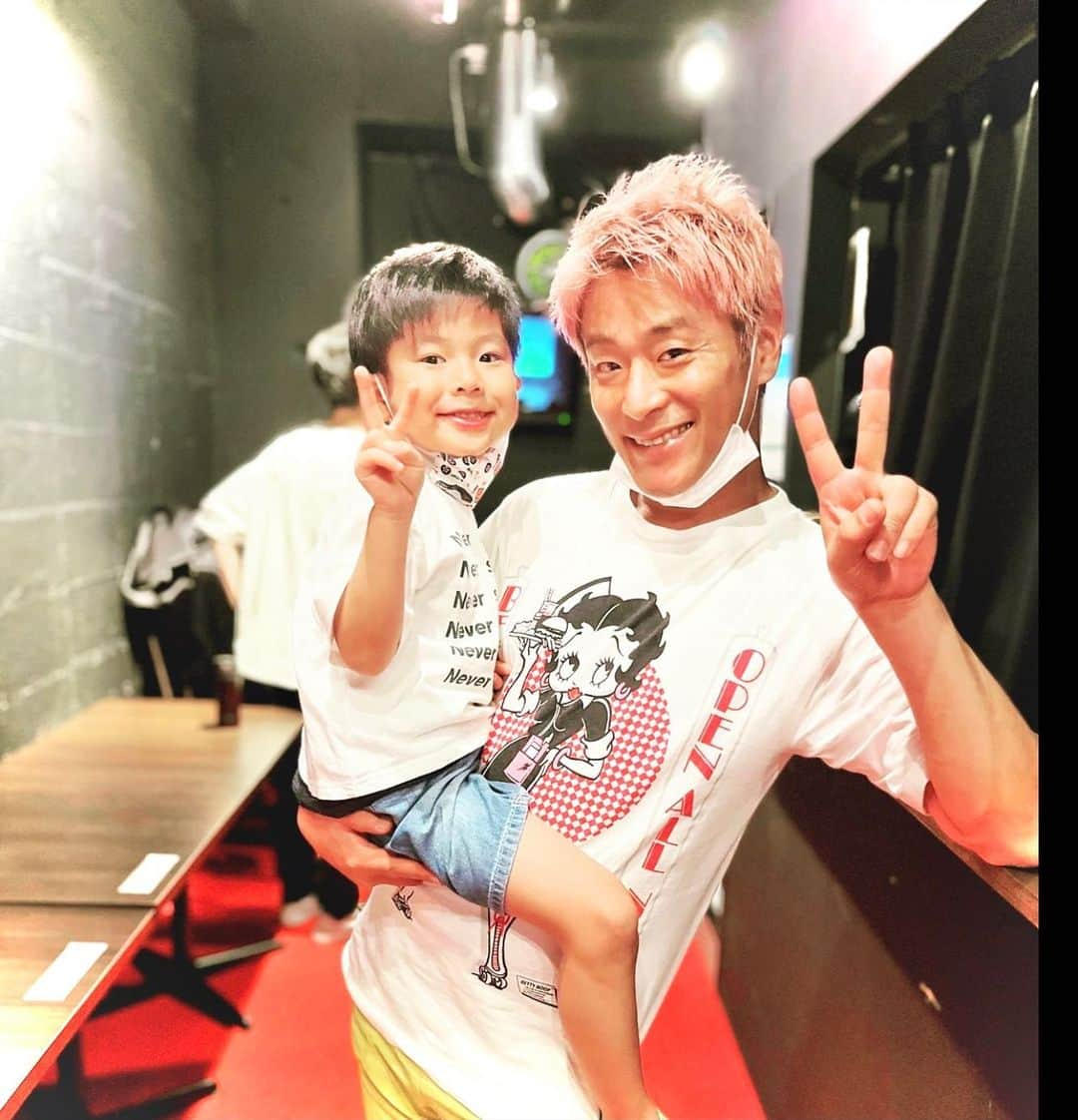 永井佑一郎さんのインスタグラム写真 - (永井佑一郎Instagram)「今日はビクターに入っての一発目の事務所LIVEでした！有難うございました！！  息子が始めて生のライブに来てくれたよ😁  音吉がはじめての生パパのネタは ♪みて〜でしたw  みて〜って言う所が面白かったよ。と言ってくれました。嬉しかったな✌️」8月28日 23時17分 - yuichirou_nagai