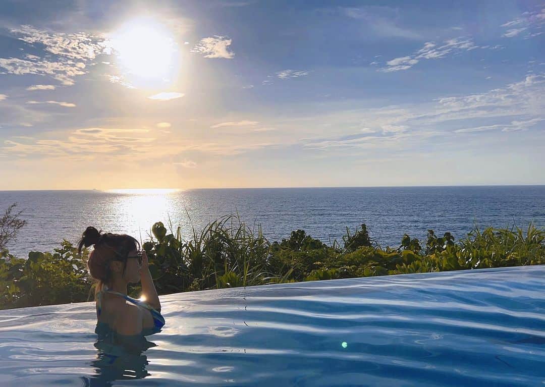 のインスタグラム：「海は広いなぁ〜世界は広いなぁ〜生きてるうちに、どれだけの人に会えるかな。夢はおっきく🫶🏻  #妹結婚式 #ハレクラニ沖縄 #沖縄 #pool #sunset #MinaShirakawa」