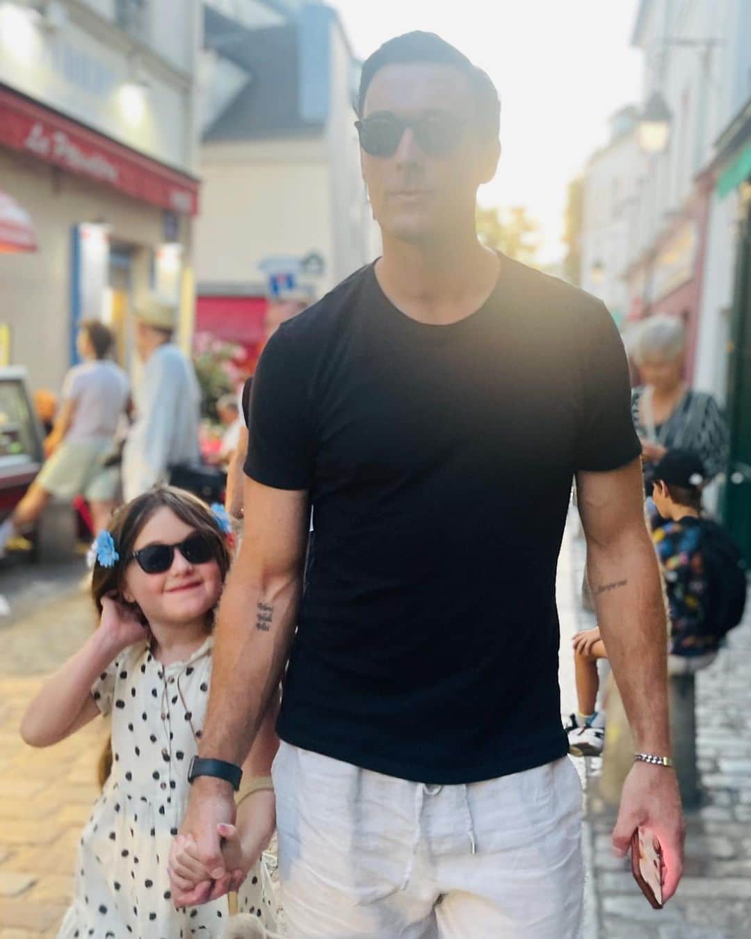 オウェイン・イオマンのインスタグラム：「Daddy Daughter Date, Paris France 2022 #Paris #amour #love #mylittlebestie #daughter #daddydaughter #everbelleyeoman #favoritecity #family #cityoflove #familydatenight #summer #europe #tourist #travelfamily #bestdaughterEver #worldtraveler #world #passport #sun #summer #heat #europe2022 #vivelafrance #sunglasses #vacation #vacaymode #😎😎 #twinning #style #fashion」
