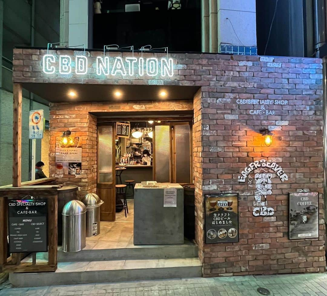 望月りささんのインスタグラム写真 - (望月りさInstagram)「CBD NATION🌱 オススメのリラックススポット💓 タバコもシーシャもダメな私にピッタリ☺️ CBDは不眠の緩和、ストレス緩和、肌荒れへのさまざまな作用、生理痛緩和などに効くそうです😳 万能薬みたいで感動👏🌿 店内はCBDのグッズがたくさんあってどれを買うか悩んじゃう🤣 これから揃えていこうと思います🫶 ドリンクにもCBD入れてくれるし、ケーキとかクッキーにも入っていて感動しました😳 通います〜🙋🏻‍♀️ リラックスできる場所を見つけられて幸せな1日でした😮‍💨  ＜住所＞ 東京都港区六本木4-9-9 タカヒラビル1F ※六本木交差点すぐ、ミッドタウン沿  https://www.cbd-nation.co.jp/  #cbd #cbdオイルショップ」8月29日 0時04分 - mochizuki_0715