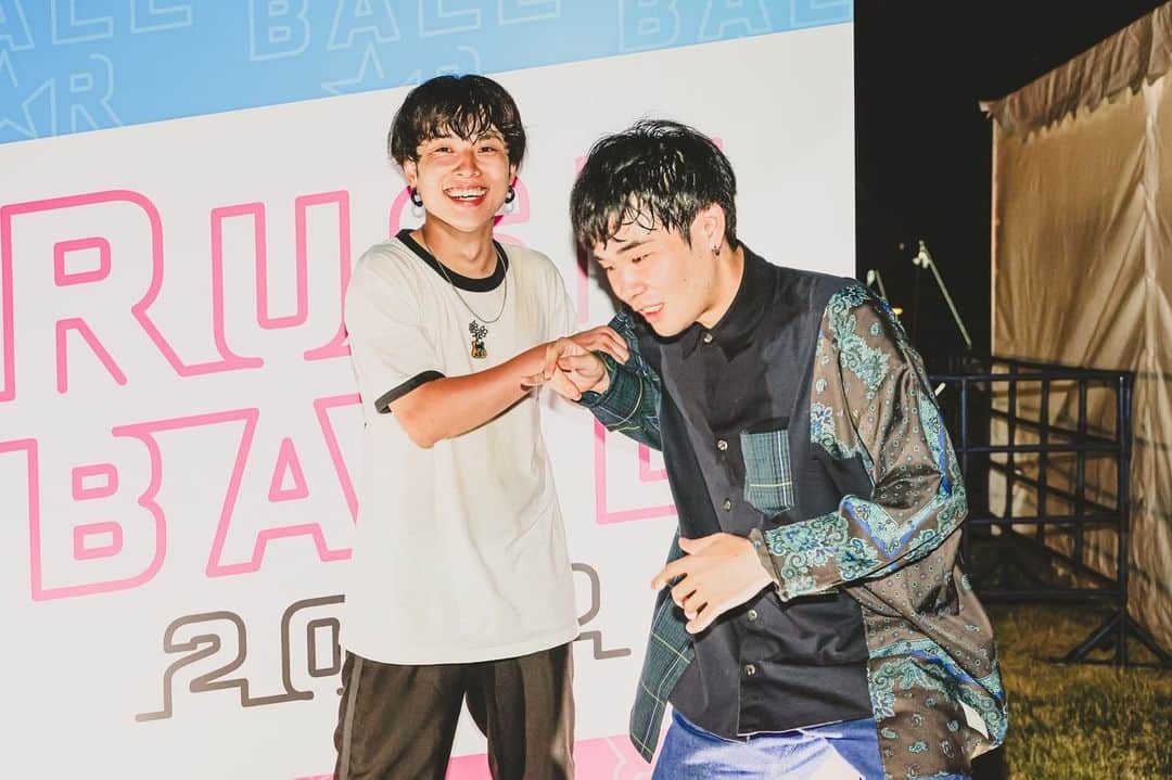 石原慎也のインスタグラム：「「俺汗やばいから触らんといて」by秋澤　 @sdb_akizawa   からの不意打ち。 悲しすぎる。  photo by 白石達也 @t_s_p_1988」