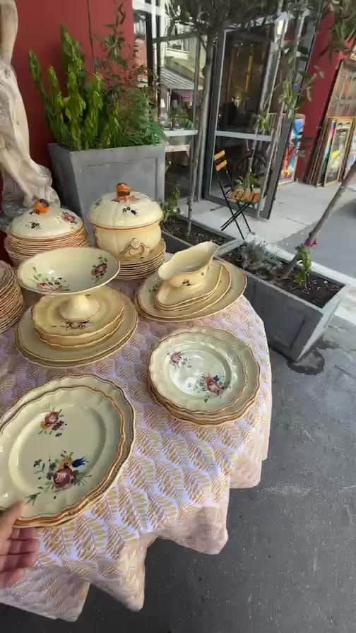 のインスタグラム：「クリニャンクール蚤の市 (Marché aux Puces de Saint-Ouen, Clignancourt)  Marché Paul Bert, Serpette Marché Dauphine Marché Vernaison  をお散歩しました☺️  途中パーソンズ・パリBFA(ファッションデザイン学部)の卒業生で教え子のペトラ @petrafagerstrom に遭遇。彼女はITSデザインコンテスト2022のファイナリストに選ばれています。」
