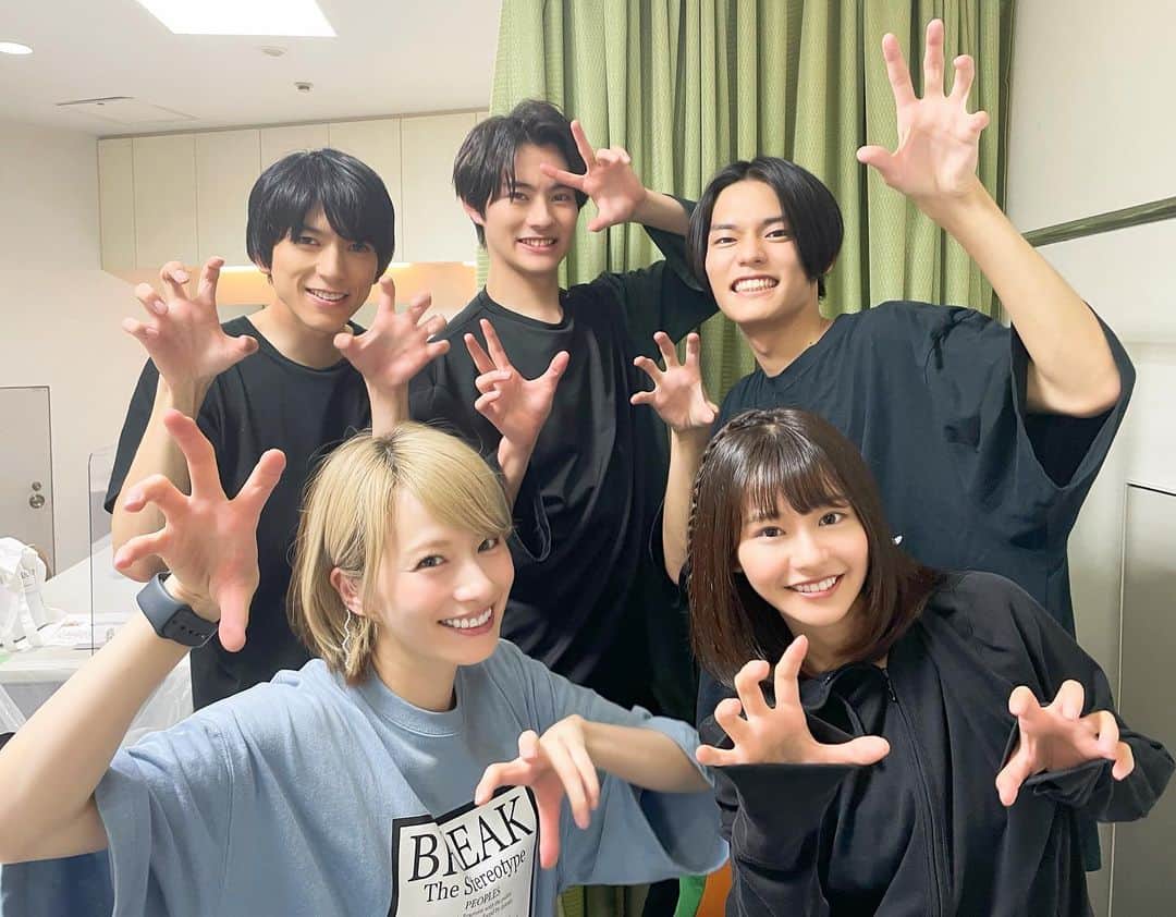 のインスタグラム：「ㅤㅤㅤㅤㅤㅤㅤㅤㅤㅤㅤㅤㅤ １年間ありがとう、リバイス。 リバイスは制作発表から夏映画からサマステからまだまだ他にもたくさん、 ライダーでは今までで一番多く関わらせてもらった大切な作品です。 元々家族が大好きで大好きで仕方ない私だけど、 五十嵐家のおかげで、より一層家族を大事に思うようになりました。 ありがとう！リバイス‼️😈 (サマステ楽屋でみんながミヤジマンポーズしてくれた感激の一コマ🥹) #仮面ライダーリバイス  #前田拳太郎 くん #日向亘 くん #浅倉唯 ちゃん #小松準弥 さん #宮島咲良 #ミヤジマン #ぼっち戦隊ミヤジマン」