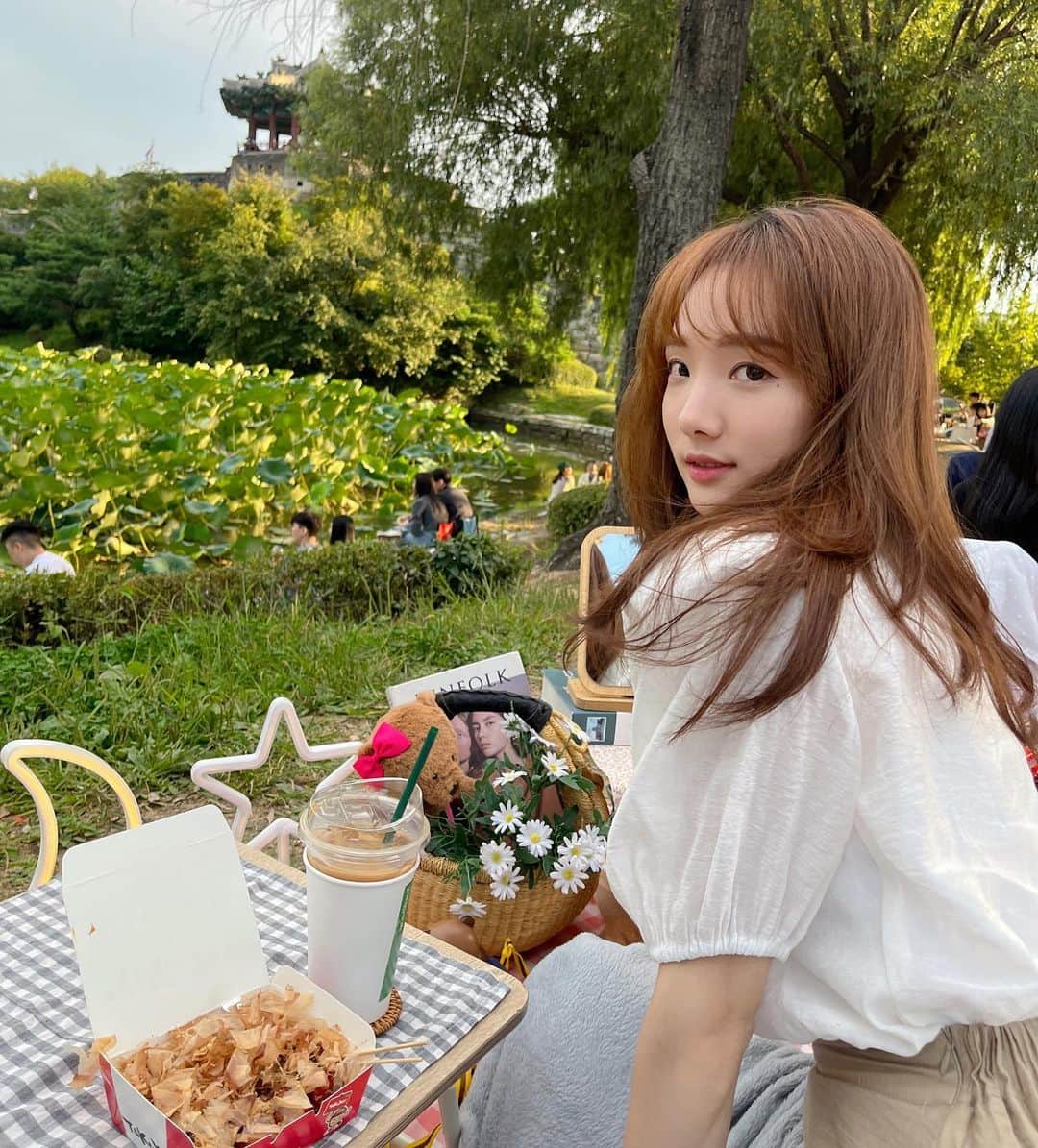 ミンヒ のインスタグラム：「주말에 잠시 힐링하고 와찌요☺️🍃 초록초록하니 넘 이쁘다🌿」