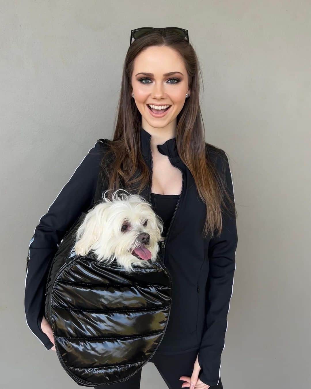 Dana Raeさんのインスタグラム写真 - (Dana RaeInstagram)「I think Lexi likes my new @FashionNova bag a little too much 😂🖤 🔎 Ursa Duffle Bag」9月26日 20時48分 - dana.rae.johnson
