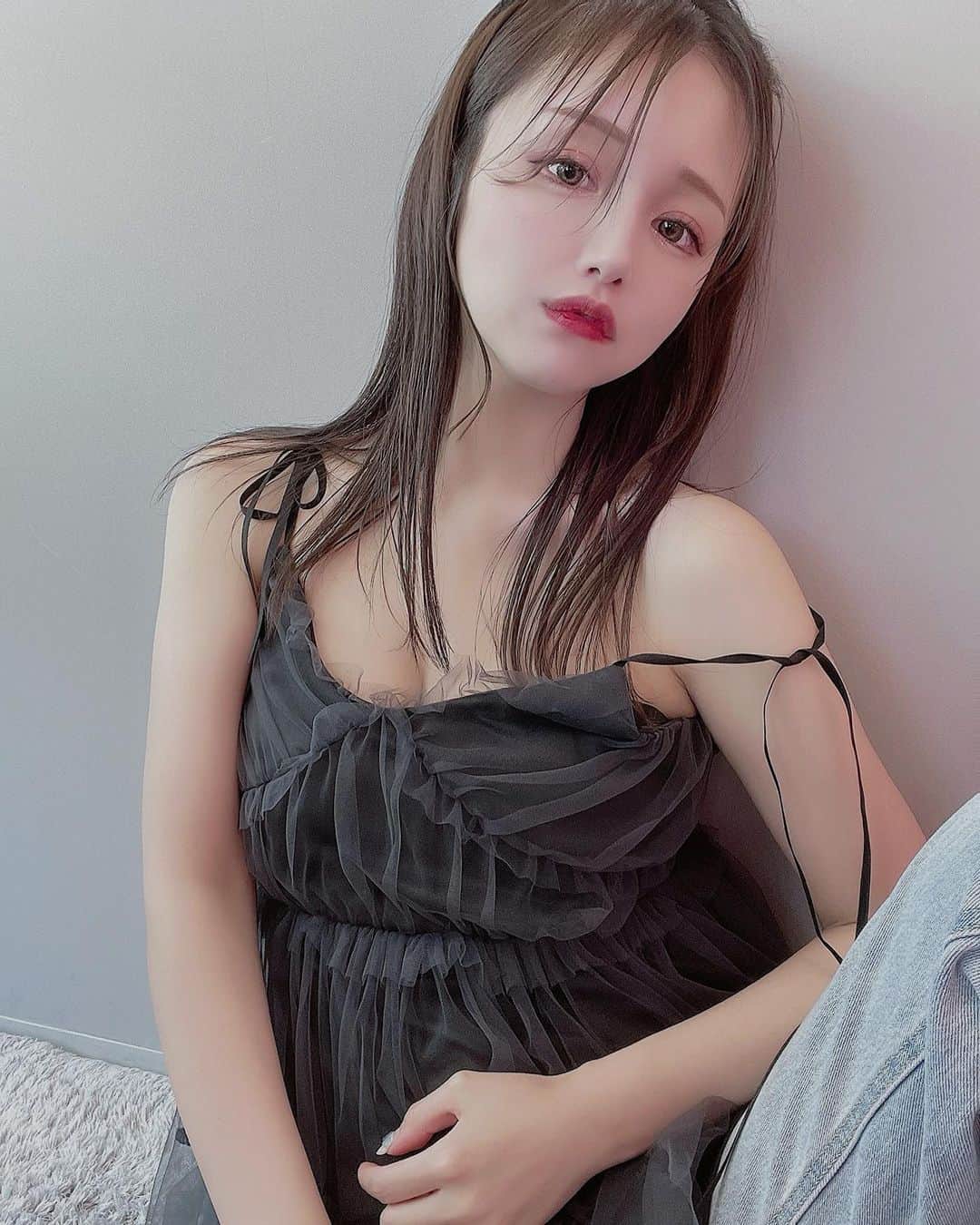 yuu__aaaのインスタグラム：「. . 赤リップ久しぶりな気がする💋 . もう少し前髪長いの楽しんだら切ろう✂️ ボブもしてみたいすぐ飽きちゃう . . #撮影#makeup #japanesegirl #model #カラコン#メイク」