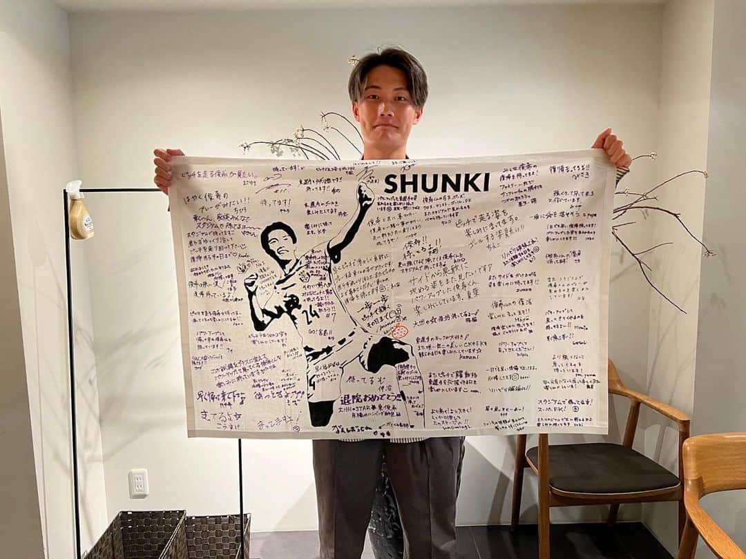 東俊希のインスタグラム：「またまたメッセージ付きの幕をもらいました。ありがとうございます😁チームメイトからのメッセージ、そしてサッカーではなく別のスポーツ選手の方々からのメッセージもあり、びっくりしてます🫢 リハビリ期間中に成長した姿をピッチで魅せれるように頑張ります！ #サンフレッチェ広島」
