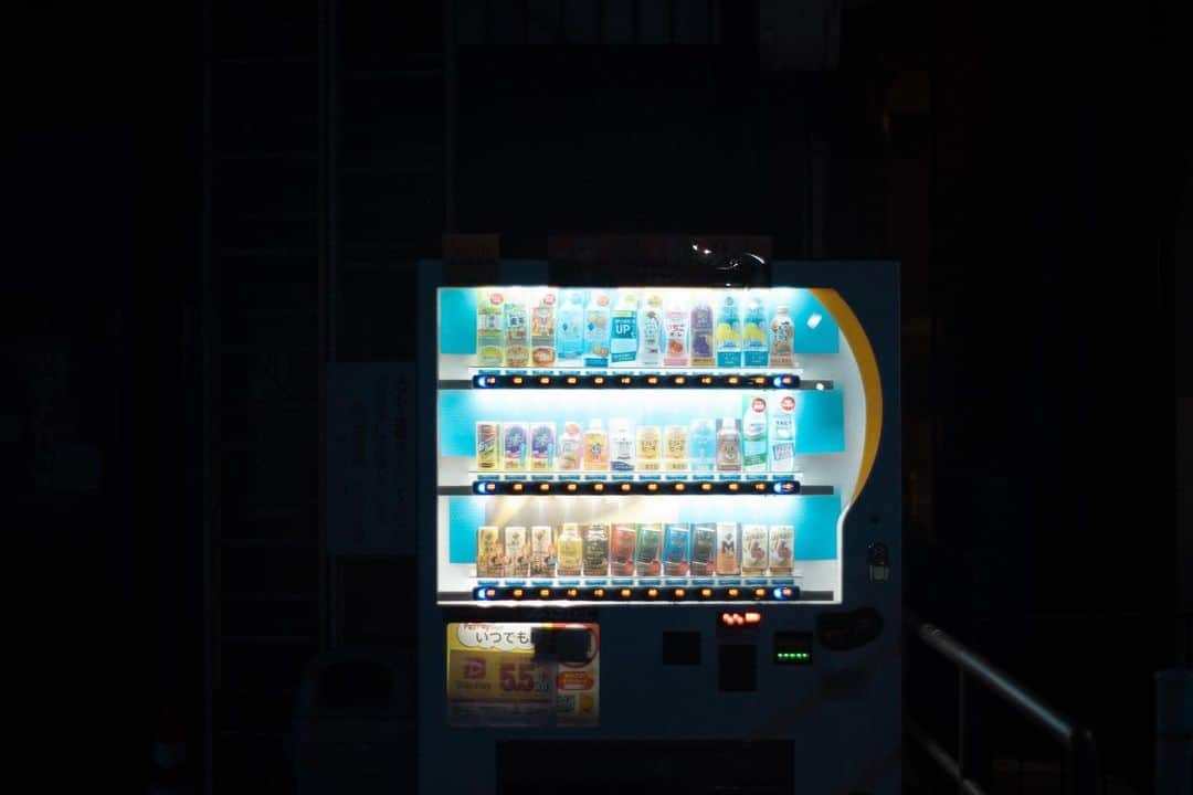 坪井遥司のインスタグラム：「真っ暗な夜道に佇む自販機って、なんかいいね #α7ⅳ #supertakumar55mmf #oldlens #オールドレンズ」