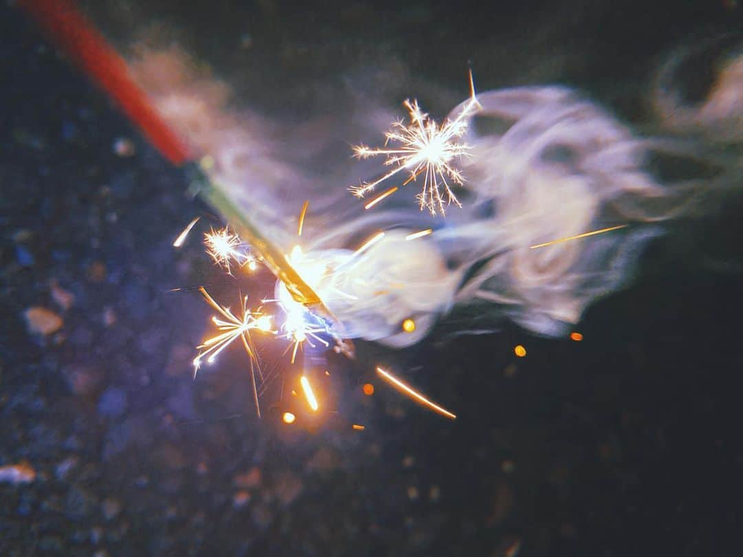 名取稚菜さんのインスタグラム写真 - (名取稚菜Instagram)「♛︎ ⁡ ⁡ この煙の感じが好き😌💭 ⁡ ⁡花火って綺麗✨ ⁡」9月26日 21時15分 - wakana_1995