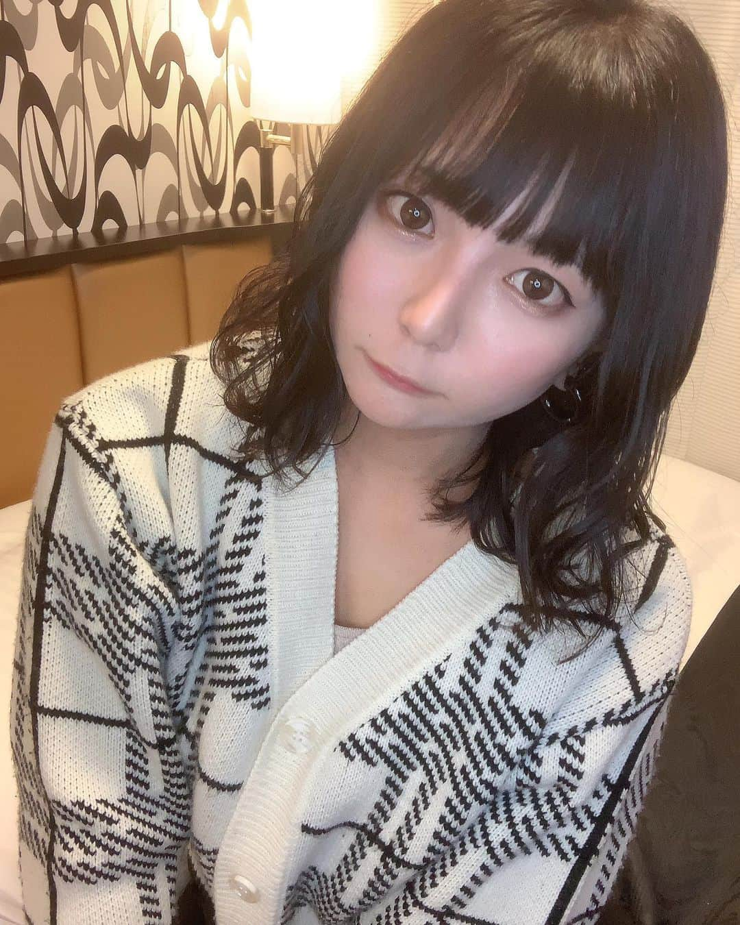 乃木蛍さんのインスタグラム写真 - (乃木蛍Instagram)「かみのけのびた🥺💞 . 去年から毎月トリートメントしにいったり、２ヶ月に一回綺麗に髪の毛伸ばすために傷んでるとこ切ったりしてます✂️  その甲斐あって兎に角派手髪にして傷んでたとこもなくなって髪質変わって凄く嬉しい🥺🥺  ｢どこまでのばすの？｣って聞かれるけどここ6年近くずっとショートボブだったからのばせるとこまでのばしたい気持ちです☺️  のばして色々なヘアアレンジしてもらうのが楽しみだなあ . . . #近況 #AV女優 #セクシー女優 #自撮り #私服 #髪のびてきた #粉我 #japanesegirl #follow #これ大阪で撮った #インスタ更新サボらないようにする」9月26日 21時22分 - hotarunogi